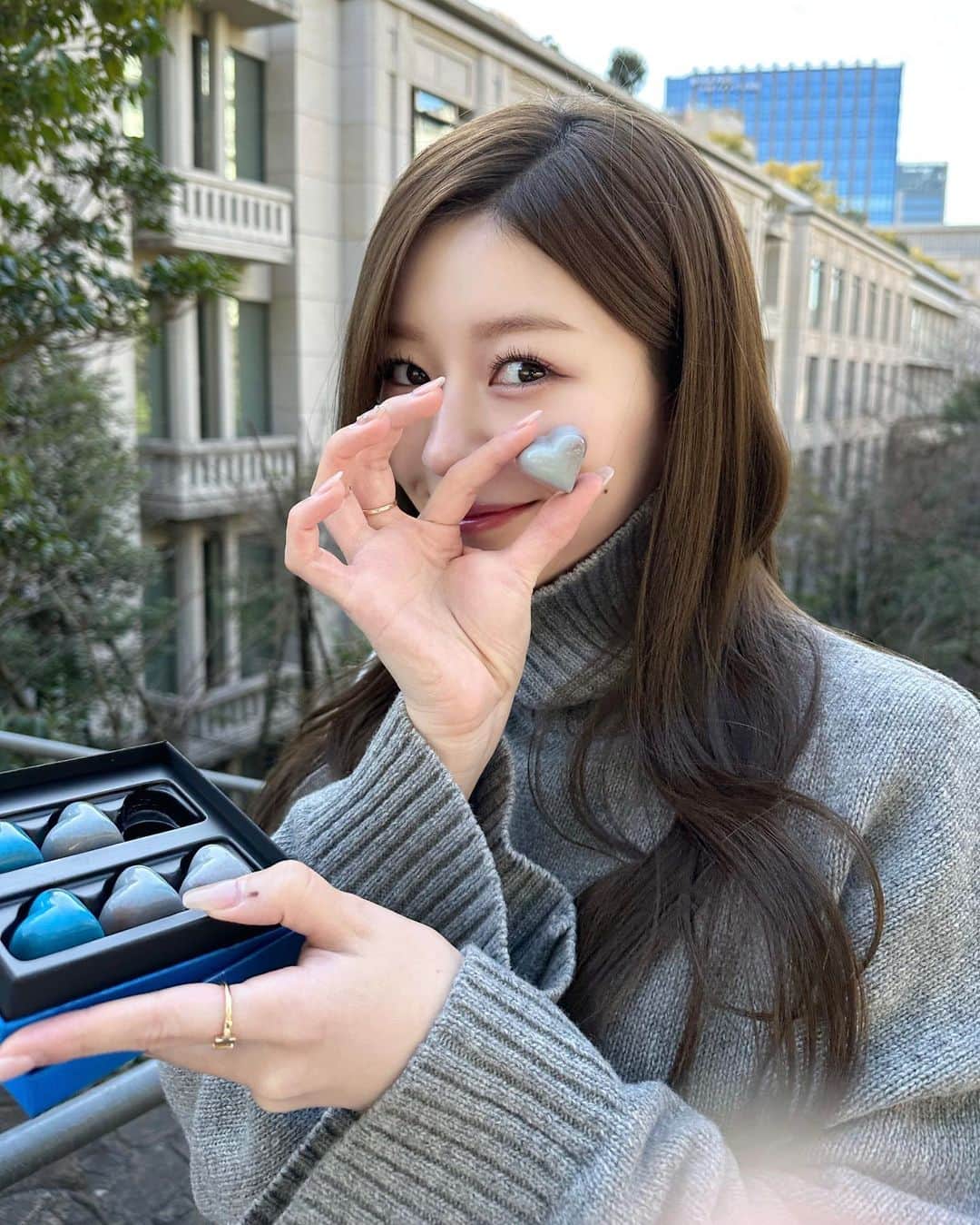 石崎日梨のインスタグラム：「⁡ Valentine's Day ……..♡ 自分用にボンボンショコラを👧🏼🇧🇪」