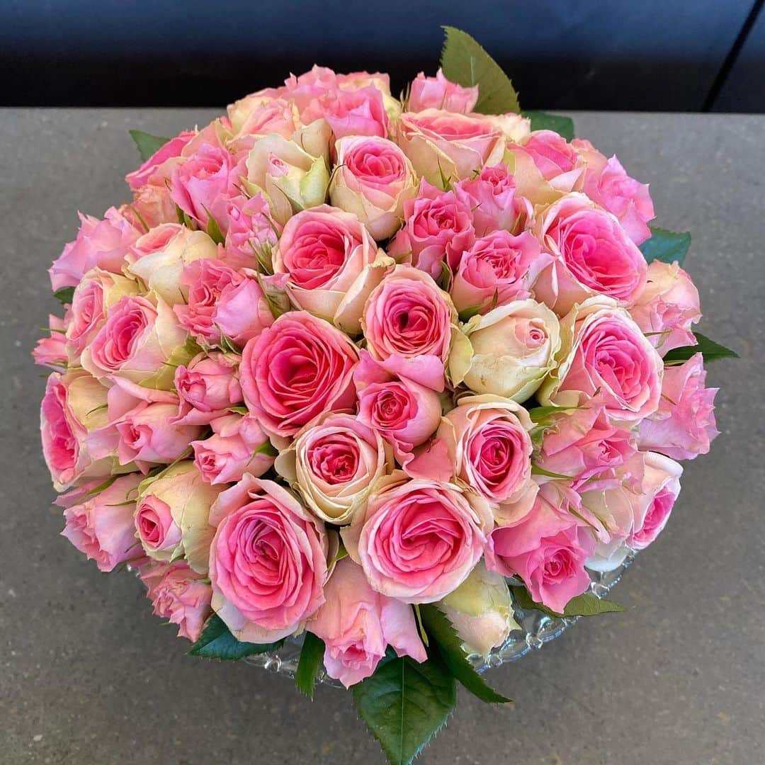 後呂有紗さんのインスタグラム写真 - (後呂有紗Instagram)「* バレンタインですね🎀💓  いつもご覧くださり、 ありがとうございます♡  バラの花束に見えるこちら、 土台に花を1輪1輪挿していて、 フラワーケーキと言うそう。  実は、教えてもらいながら、自分で作りました‼︎😳  直径15センチくらい 今もお花がとっても元気で、可愛いです♡  優雅な時間でした🎀  #バレンタイン　#バラ #フラワーケーキ」2月14日 20時23分 - ushiro_arisa