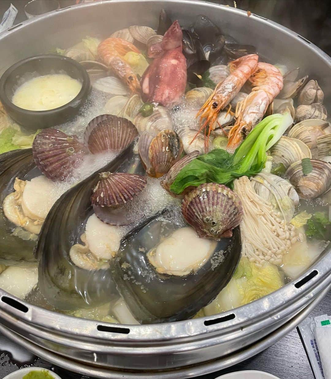 蔵下穂波さんのインスタグラム写真 - (蔵下穂波Instagram)「. 韓国で友達たちと食べたいろんな貝が入った鍋が 今までで1番美味しかった笑  衝撃だったんだけどー！！！！ 2人前6800円ってのは覚えてる🔥 そんでもって日本でこんな量食べたら いくらするんだろうか😂  はーまた食べたい！！お腹すいた！！  #한국#맛집#을지로입구#술꾼#맛있다#좋다#소주#친구 #일본#조개 #韓国旅行#友達#貝#はまぐり  #牡蠣#韓国#一人旅#美味しい  追伸、한국에서 친구들이랑 막었던 조개 너무너무 맛있었어😍」2月14日 20時35分 - honami_kurashita