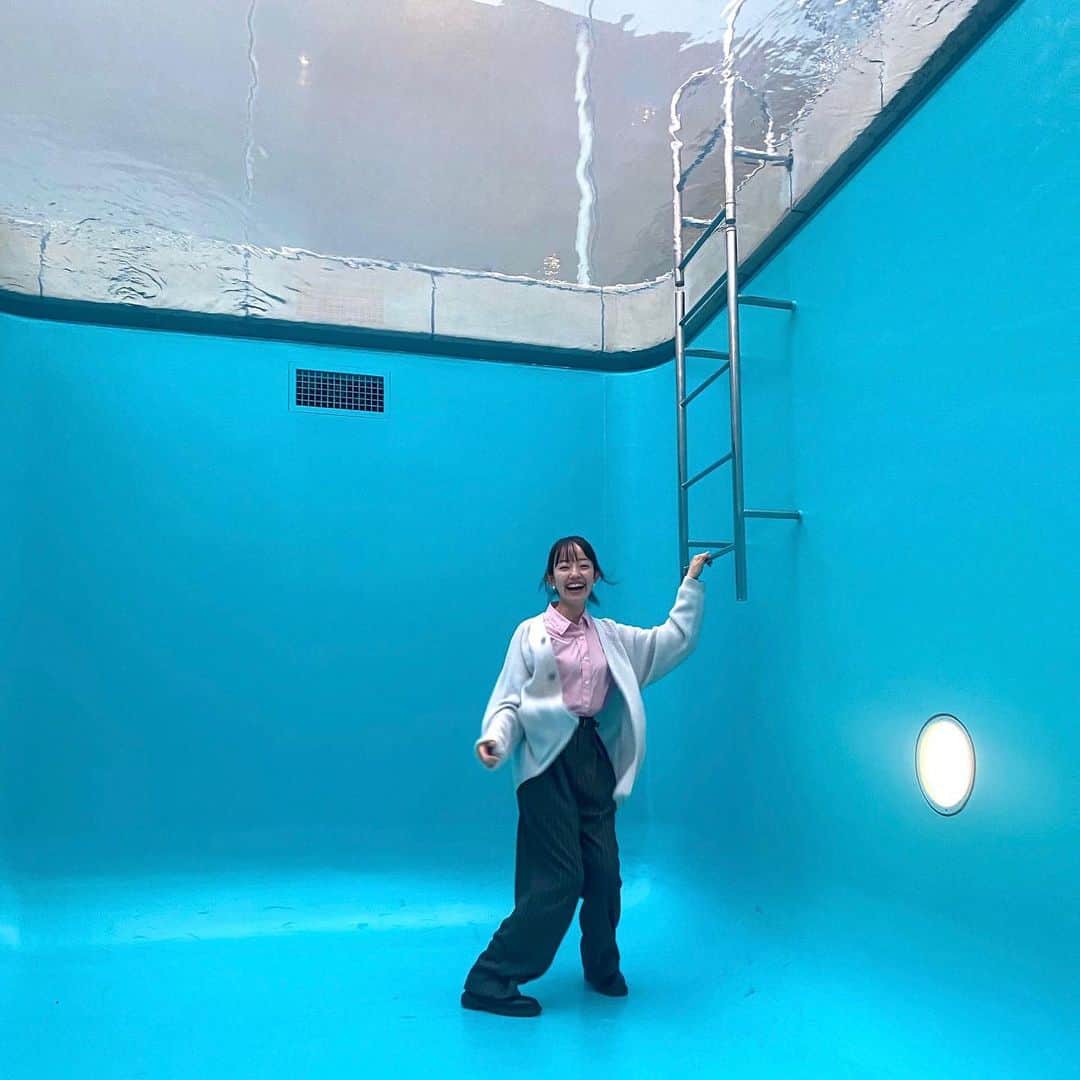 柳生みゆのインスタグラム：「何回行っても楽しい場所☺︎ #金沢旅行 #21世紀美術館 #プール」