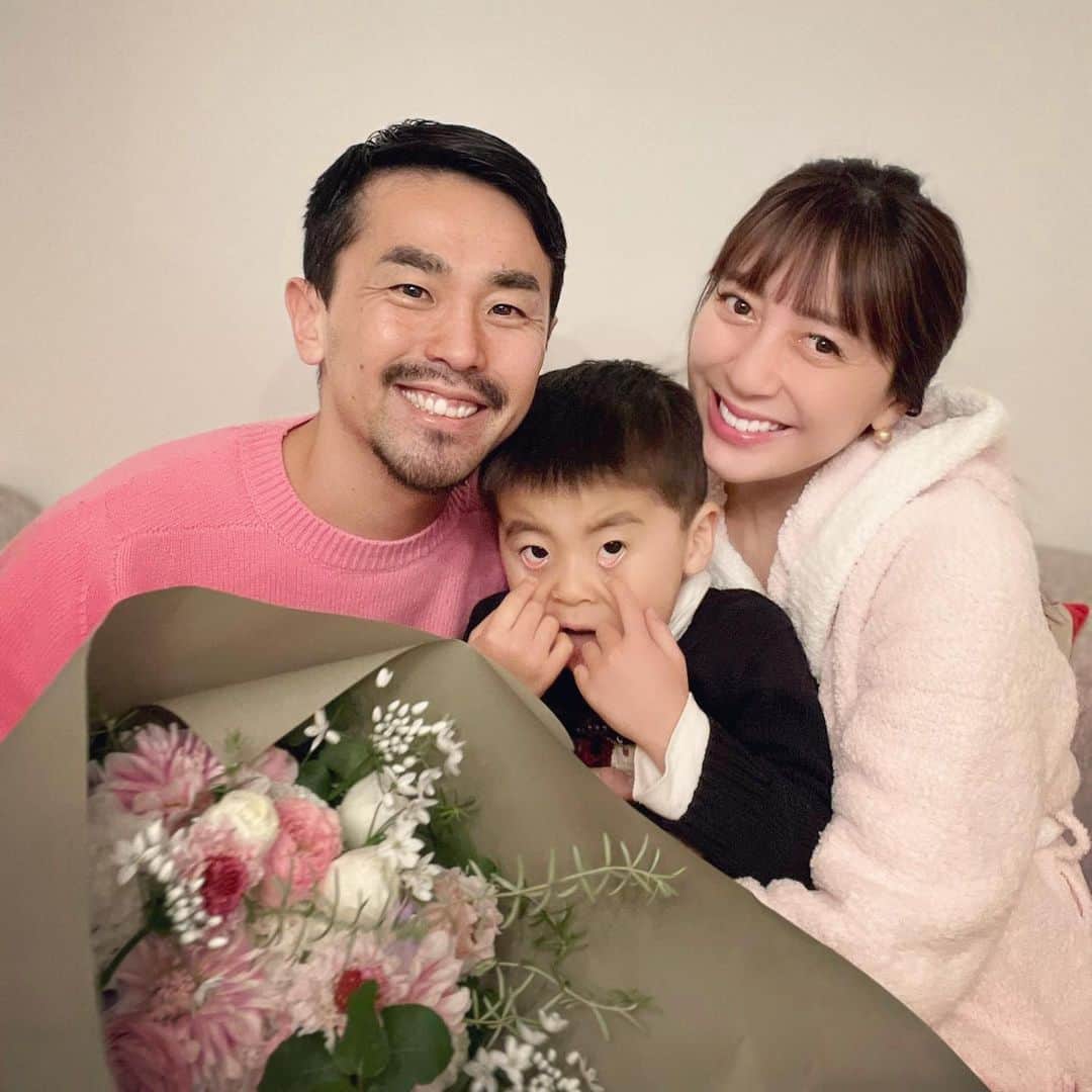 のインスタグラム：「Valentineはなぜか 毎年私はPJ…🥹🥹🥹 去年も一昨年も花束をもらった時 パジャマでした💝 記念撮影に🫶 高校生の頃 駅のホームで彼からホワイトデーに ポロベアのお人形をお返しにもらいました🧸 その時彼がつけていた香水の香りがして ドキドキしたのを思い出します🥰 今思い返すと 若い頃の方が彼はキザな事をしていたかも🤭 今もチョコレートを渡して 告白したりするのかな？💓 息子もいつか貰えたりするのかな✨ 最愛のパパにも 今日はチョコレートを渡しに行きたかったけれど 行けなかったので週末に… 渡そうと思います💓 皆様も好きな人に会えたり 渡せたりしたかな？🌙 息子に"世界一大好きだよ！" と伝えると 息子は年長さんのお姉ちゃんに恋をしているようで "僕は〜ちゃんが好きなんだ♡"と すでにフラれてしまいました😭 #happyvalentinesday」