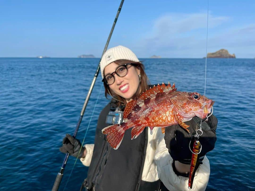 岡田万里奈のインスタグラム：「. . . . 2泊3日の釣り旅。 平戸、五島列島の磯に行ってきました！！ . これまでロケなどで、 何度も磯には行ったことあったはずなのに、 今までの磯はとても優しい磯だったんだなと 思うくらいファイト一発な道のり🔥笑 . これまで使い渋ってきたTGも 高級ルアーも全部投げまくるつもりで、 気合いを入れて準備してきたけど… 正直、五島だからって甘くはなかったです。笑 . でも、見たことない景色に出会えて、 おいしいご飯を食べて、 とても楽しい3日間でした！ . また必ずやリベンジに行きます。 . この模様はYouTubeにもおさめてきたので、 またアップしたらお知らせしますね！ . . . #五島列島 #釣り旅 #釣り女子 #ロックショア #ロックショアキャスティング #bozles #daiwa #daiwareels  #fishinglifestyle #fishingtrip  #offtherocks #catchandrelease」