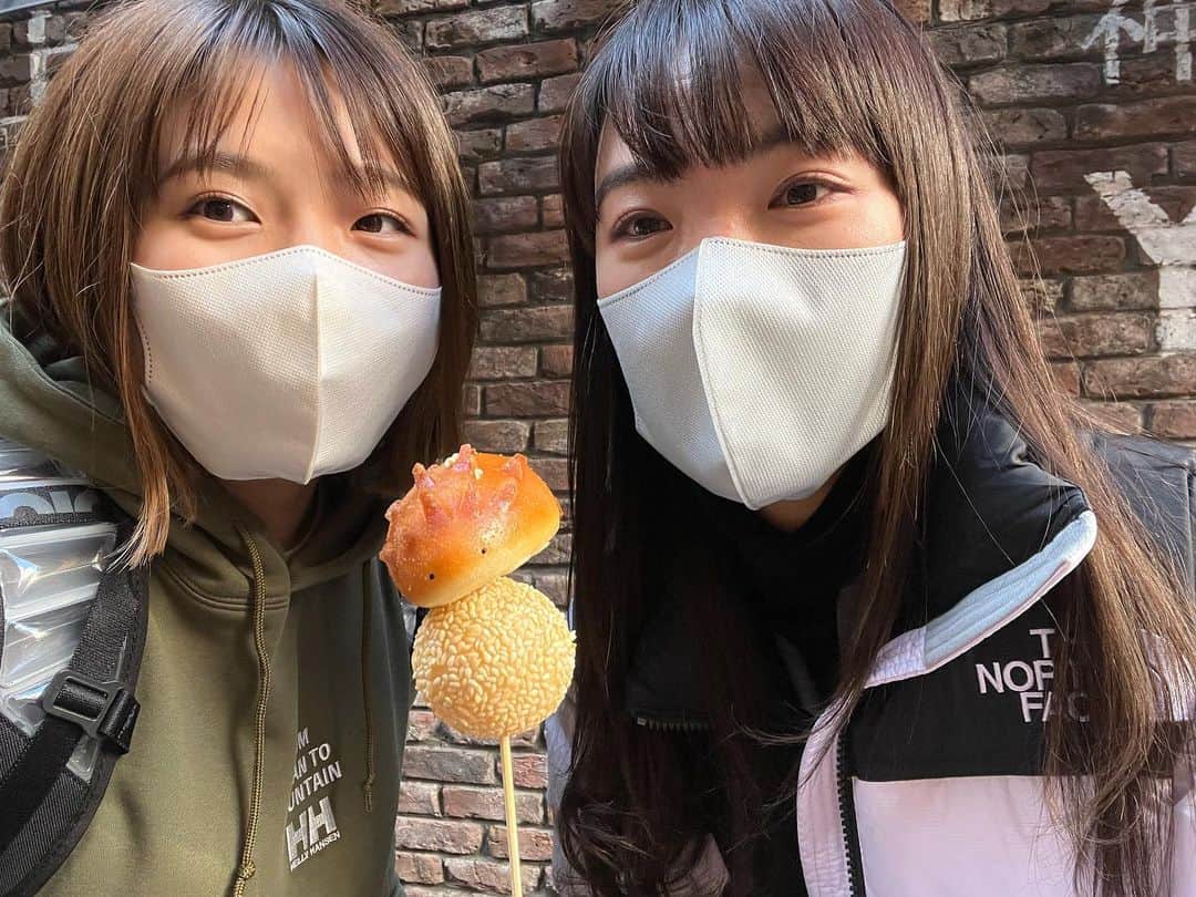 安藤京佳のインスタグラム：「. 茉由夏&京佳の神戸中華街ぶらり食べ歩き動画あがってます🍜🥟🧋 この可愛いハリネズミが事件を巻き起こしました🦔 詳しくは4underのYouTubeを見てください🤭  作陽高校時代の同級生たちもチラッと出演してくれてます🍠  #4underのオフショット」