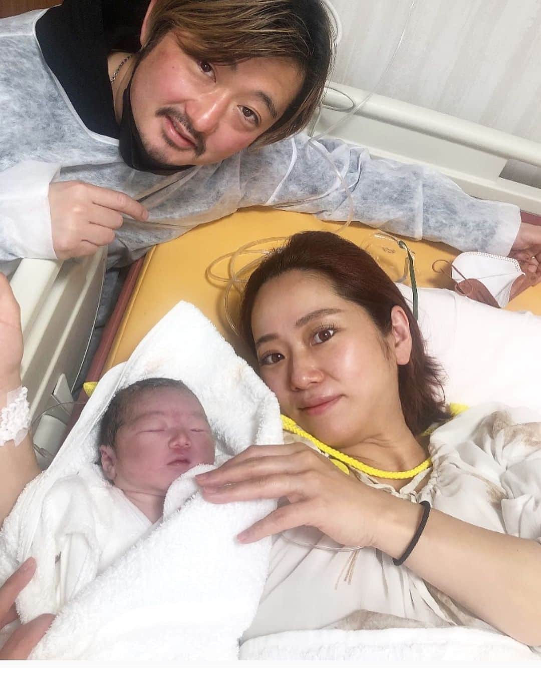 那須久美子のインスタグラム：「2023.02.14 tue❤️  15時52分❤️  第二子・男の子産まれました❤️  3434㌘　・　　50.5㌢  大きくて元気いっぱいなValentine baby👶✨  初の無痛分娩により、過程は何が何だかわからないままでしたが、  長女の時とは遥かに違い、  立ち会いが出来たパパとお話ししながら、しっかり赤ちゃんを見ながら産むことができました✨  無痛分娩サイコーでした😂💕  とても小さくて、一生懸命な声で泣きながらママの手を握る様は、とても感動的で、2人とも自然と涙が出ていました✨  今日は別室で、面会だけできるので、少し会ったら、後は私の身体をしっかり休めて、 明日からの母子同室を楽しみにしたいと思います✨  取り急ぎ、ご心配、ご配慮頂いたお客様やスタッフ・家族・友人にご報告を、、、  と思い投稿します✨  たくさんのがんばれ！のDMありがとうございました💕  あと少しお休みを頂きますが、 体調が整うようしっかり心掛けて、４月以降、また沢山のお客様と万全な体制でお会い出来るよう、身体を休めながら育児を楽しんでいきたいと思います✨  足りないところが多く、いろんな人の力を借りて成り立ってる私なので、 皆様のお力添えやご指導よろしくお願いします💕  #第二子　#出産報告 #valentinebaby  #Valentineboy #無痛分娩」