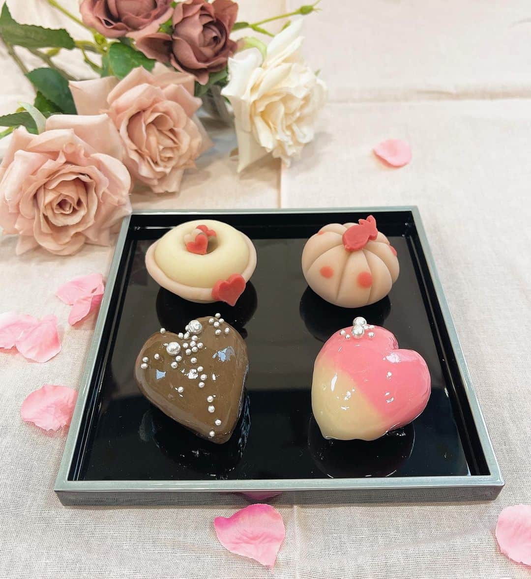 のインスタグラム：「Happy valentine❤️🍫❤️XXX  先生にご指導いただき作った バレンタイン練り切り💗生菓子 各4種類別々の美味しい餡子🤤 ちょっと歪だけど、自分で作ったからどれも💗  お茶といただきまーす🍵」