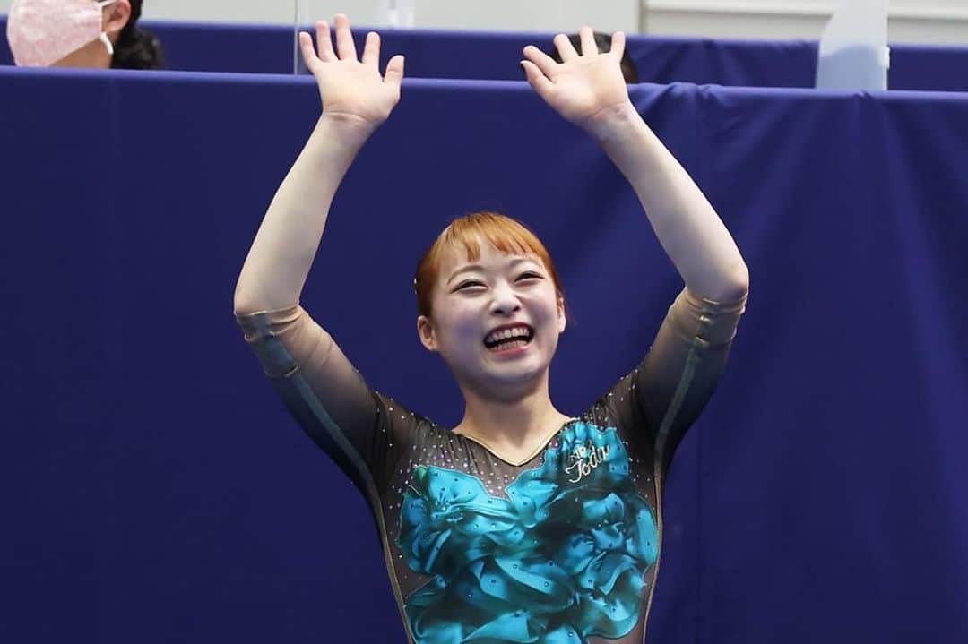 平岩優奈のインスタグラム：「【ご報告】  突然のご報告となりますが、平岩優奈は現役選手を引退しました。  もう一度私の演技を見たいと言ってくれた方、復活を待ってくださった方、選手として私を応援してくださった方には、突然のご報告となってしまい申し訳ありません。  理由と致しましては、体操人生の目標であったオリンピックや世界選手権に出場できたのでその点においては夢を叶えられて良かったのですが、その後のモチベーションの維持が難しくなったため引退することを決めました。  正直辛いことの方が多かったけど、オリンピックという大きな目標を叶えることが出来て本当に良かったです。  オリンピックまでの2年間は人生をかけて体操できていたと胸を張って言えます。人生をかけるくらい本気で体操をさせてくれた先生にはすごく感謝しています。 2014年に怪我で世界選手権の代表から外れてしまいましたが、そのリベンジもできたと思います。満足のいく結果ではなかったけど、大きくのびのびと楽しく演技でしました。  ものすごい体操人生でしたが体操に出会えて、たくさんのことを学び色々な経験ができて幸せです😌  私の体操人生で指導してくださった先生方、家族、サポートしてくださった方々本当にありがとうございました！  幸せな体操人生でした🌱  第2の人生も私らしく楽しんで頑張ります。  応援よろしくお願いします！」