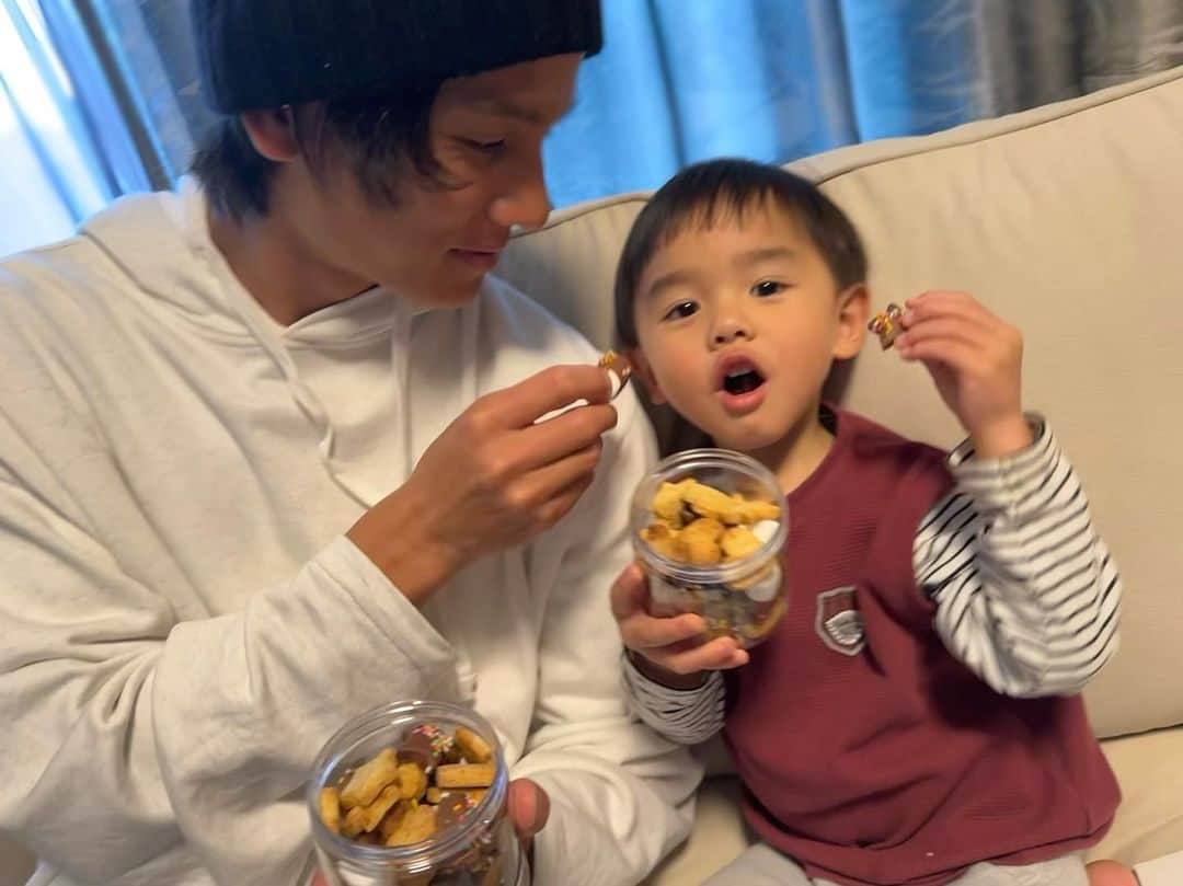 高城亜樹のインスタグラム：「Happy Valentine💝 今年は手作りのクッキー詰め合わせ🍪 ワクワクしながら開けてる2人が可愛かった🥰」