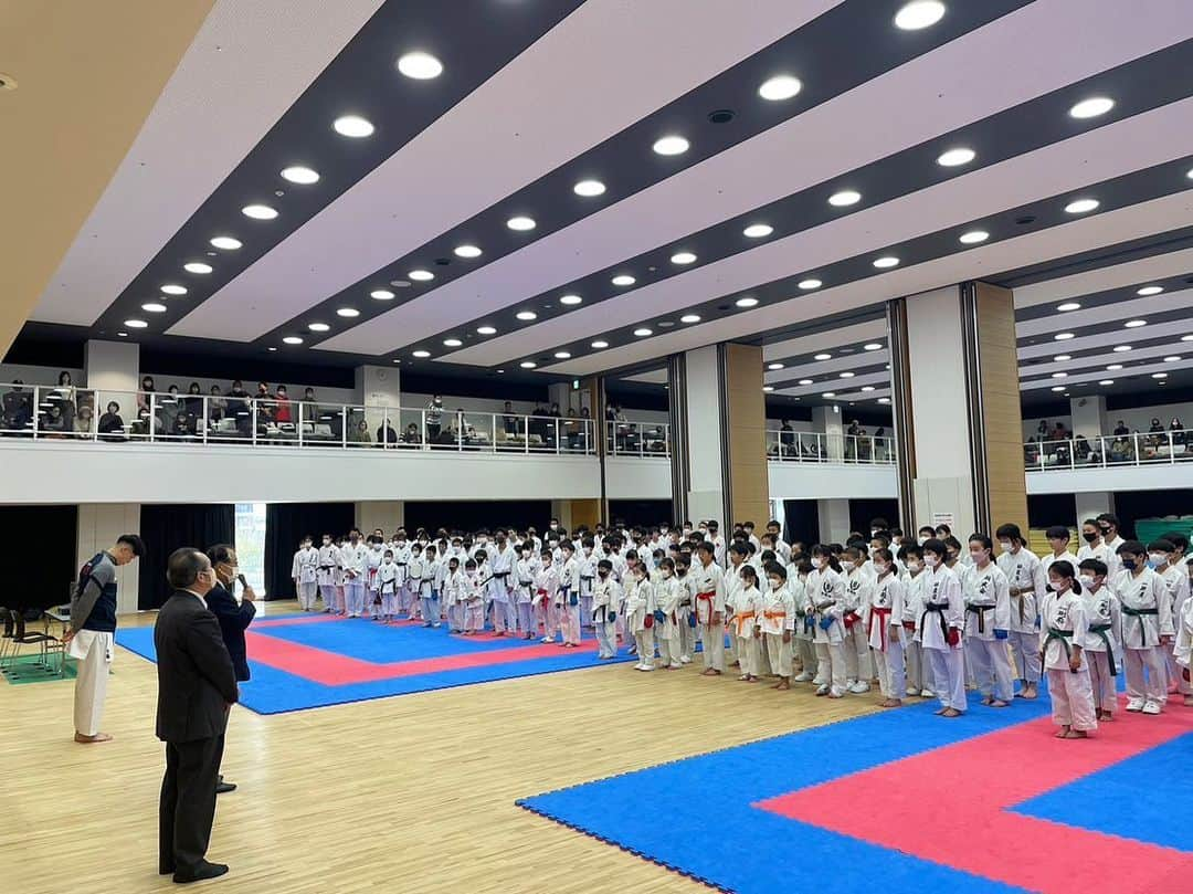 西村拳さんのインスタグラム写真 - (西村拳Instagram)「. 福岡県空手道連盟主催で地元福岡市にてセミナーを開催させてもらいました。  約250名の参加で元気ある皆様のおかげで楽しみながら指導をすることができました。  今回はセミナー外の時間で参加者の方々とお話しする機会が多くたくさんの質問等に答えることができました。 アドバイスをした方々の上達のきっかけになれれば幸いです。  地元で子供達と触れ合う機会を作って下さった福岡県空手道連盟と関係者の皆様ありがとうございました。  #福岡県 #福岡市 #地元 #空手 #セミナー #博多あまおう」2月14日 20時55分 - ken_nishimura1231