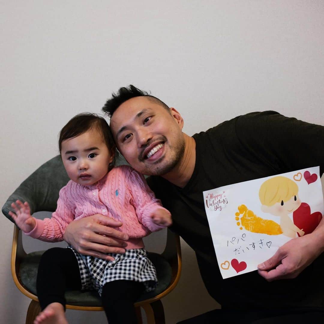 塩浦慎理のインスタグラム：「バレンタイン🌹  娘からプレゼントと 妻からはチョコレート🍫 (一緒に食べようって3種類も笑)  気になっていた @es_koyama の2つと @maisoncacao_official のスイカの生チョコでした！ リンゴのやつめちゃ好きだった🙏🏼  いつもありがとう！」