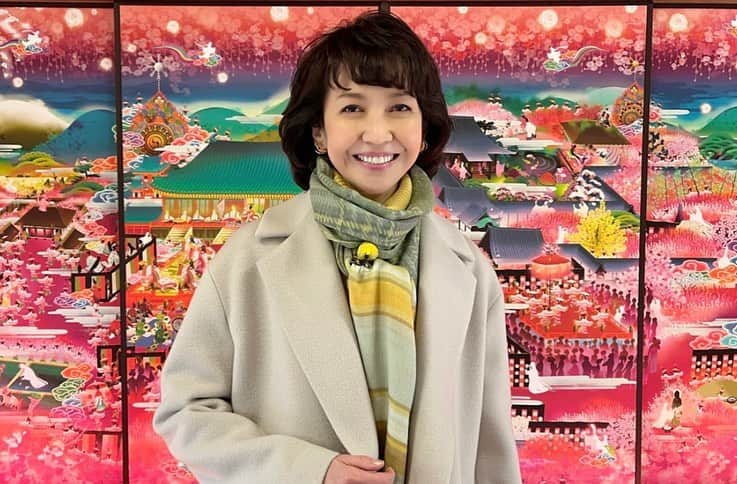賀来千香子さんのインスタグラム写真 - (賀来千香子Instagram)「こんばんは✨ 明日、2月15日(水) 夜8時からBS朝日で放送される、 『京都ぶらり歴史探訪』2時間スペシャルに出演させていただきました。  テーマは、 「京都が1200年に渡って、なぜ繁栄を続けてきたのか」を探る旅で、 中村雅俊さんと行って来ました。  私が出演した、思い出深い舞台『細雪』にも登場する平安神宮では、京都繁栄の需要なヒントを発見！  青蓮院門跡・青龍殿の舞台からは、1200年前、桓武天皇がなぜこの地に都を移したか分かるという絶景が！  随心院では、世紀の美女とうたわれた女流歌人・小野小町の驚きの姿に出会います。  後半は、雅俊さんと京の文化も体験しました。  清水寺のあの有名な舞台の秘密、そして参道に伝わる京焼“清水焼”を、雅俊さんと人生初の陶芸体験！  皇室唯一の菩提寺、泉涌寺では「プライベート　プレミアム特別拝観」を体験し、皇室と京都の関わりを探ります。  さらに今、1日3000人が訪れるという鈴虫寺こと華厳寺へ。  専門家に、同志社女子大学教授の天野太郎先生がいらしてくださいました。  詳しく知りたい、奥深い京都✨  オシャレなパン屋さんや、オリジナル七味作りも体験し、今、おうどんやお味噌汁にもかけていただいていますけど、やっぱり美味しい〜💓  歴史、文化、食‼️ 素敵な雅俊さんと、〝楽しく京都を学ぶ旅😉〟ぜひぜひ！御覧下さいネ🌟  #京都ぶらり歴史探訪 #BS朝日 #京都 #歴史 #平安神宮 #青蓮院門跡 #青龍殿 #随心院 #清水寺 #泉涌寺 #鈴虫寺 #華厳寺 #中村雅俊さん #天野太郎さん #賀来千香子 #chikakokaku」2月14日 21時03分 - chikako_kaku_official
