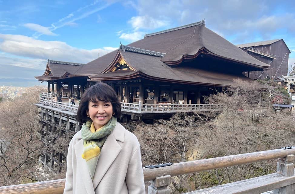 賀来千香子さんのインスタグラム写真 - (賀来千香子Instagram)「こんばんは✨ 明日、2月15日(水) 夜8時からBS朝日で放送される、 『京都ぶらり歴史探訪』2時間スペシャルに出演させていただきました。  テーマは、 「京都が1200年に渡って、なぜ繁栄を続けてきたのか」を探る旅で、 中村雅俊さんと行って来ました。  私が出演した、思い出深い舞台『細雪』にも登場する平安神宮では、京都繁栄の需要なヒントを発見！  青蓮院門跡・青龍殿の舞台からは、1200年前、桓武天皇がなぜこの地に都を移したか分かるという絶景が！  随心院では、世紀の美女とうたわれた女流歌人・小野小町の驚きの姿に出会います。  後半は、雅俊さんと京の文化も体験しました。  清水寺のあの有名な舞台の秘密、そして参道に伝わる京焼“清水焼”を、雅俊さんと人生初の陶芸体験！  皇室唯一の菩提寺、泉涌寺では「プライベート　プレミアム特別拝観」を体験し、皇室と京都の関わりを探ります。  さらに今、1日3000人が訪れるという鈴虫寺こと華厳寺へ。  専門家に、同志社女子大学教授の天野太郎先生がいらしてくださいました。  詳しく知りたい、奥深い京都✨  オシャレなパン屋さんや、オリジナル七味作りも体験し、今、おうどんやお味噌汁にもかけていただいていますけど、やっぱり美味しい〜💓  歴史、文化、食‼️ 素敵な雅俊さんと、〝楽しく京都を学ぶ旅😉〟ぜひぜひ！御覧下さいネ🌟  #京都ぶらり歴史探訪 #BS朝日 #京都 #歴史 #平安神宮 #青蓮院門跡 #青龍殿 #随心院 #清水寺 #泉涌寺 #鈴虫寺 #華厳寺 #中村雅俊さん #天野太郎さん #賀来千香子 #chikakokaku」2月14日 21時03分 - chikako_kaku_official