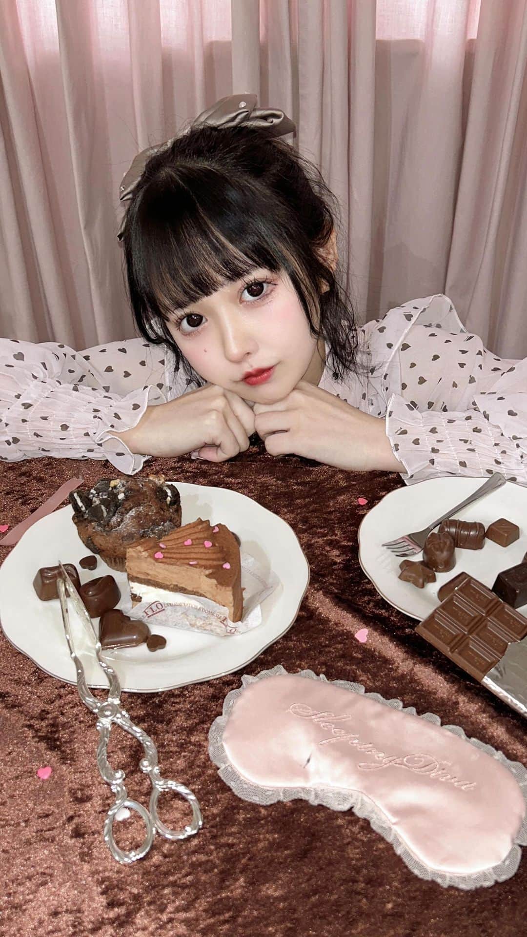 兎凪さやかのインスタグラム：「ばれんたいーん！ちゅー！  #バレンタイン  #チョコレート  #ちょーだい」