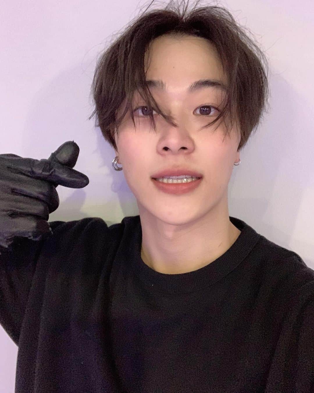 MINATOのインスタグラム：「. Happy Valentine's day!❤️❤️‍🩹🍫 for REBRA  ダンスおわりー！🫶  #happyvalentinesday #valentines #❤️ #🍫 #rebra」