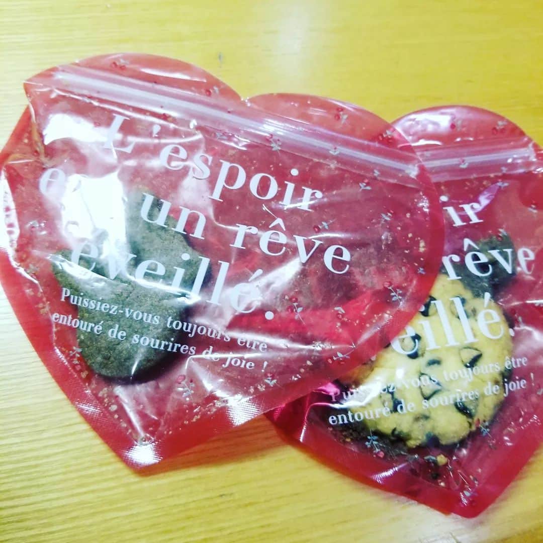 紘毅のインスタグラム：「バレンタインデー。初めて娘と奥さん二人で一緒に作ってくれたクッキーを持ちツアー初日無事終了！明日からもがんばるぞー！ #バレンタインデー」