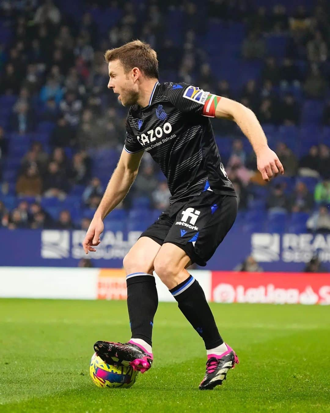 アシエル・イジャラメンディのインスタグラム：「3 punto etxetik kanpo! Ezto gaizki!  ➕3️⃣ lejos de casa! Aurrera @RealSociedad!!!! 💪🏻💙🤍」