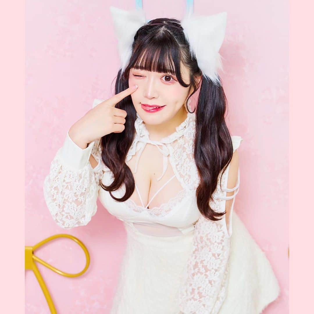 木咲りんのインスタグラム：「* ⋆ 💗happy Valentine🍫💗 ⋆ 好きなこだーれ？😈 * #idol#cosplay#cosplaygirl#japaneseidol#japanesegirl#asiangirls#asianbeauty#アイドル#猫耳#ロリ#童顔#グラビアアイドル#乃木坂46#秋葉原#グラドル#コスプレ#コンカフェ嬢#コンカフェ#地雷系女子#コスプレイヤー#インスタグラビア#バレンタイン#メイド#グラビア#撮影会モデル#粉我#偶像#데이트#그녀#아이돌」