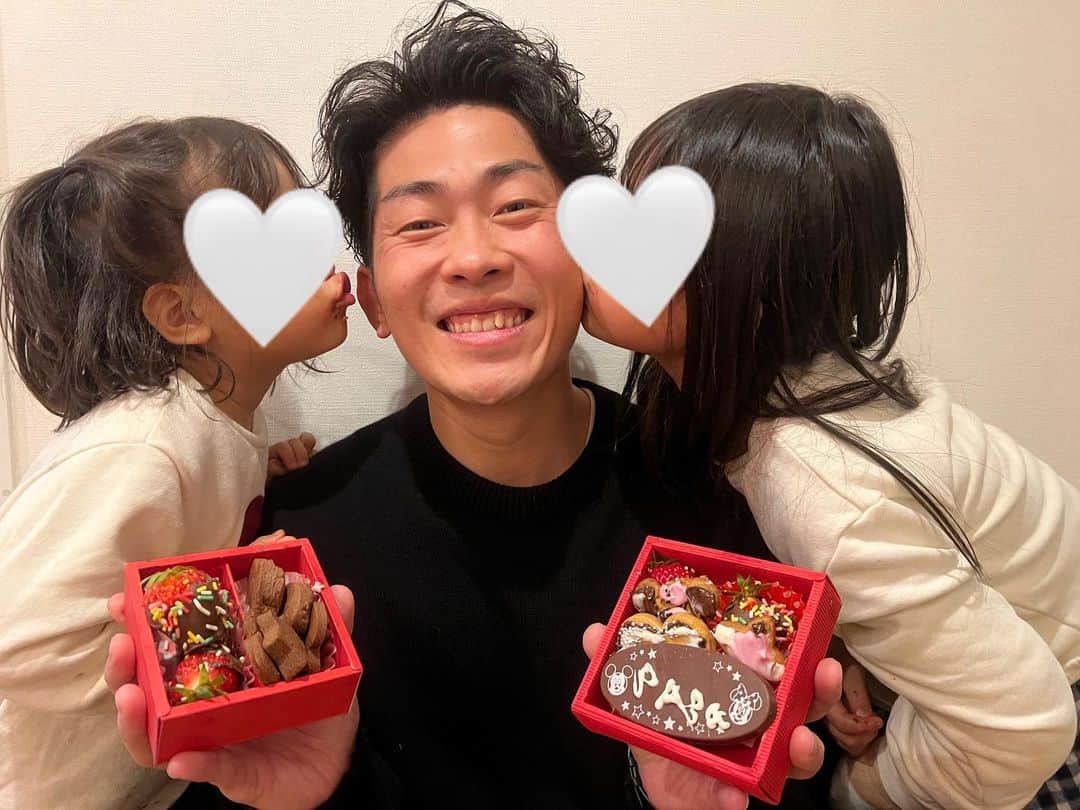 近藤千尋のインスタグラム：「Valentine’s Day🍫🍓❤️🫶🏻  少し早めに迎えに行って パパがお仕事から帰ってくる前に サプライズ大成功❗️❗️笑 サプライズ好きは娘達にも遺伝しているようで…笑🤫 プレゼントは、おパンツと靴下🧦  平日のバレンタインは バタバタしますなぁ😂🫶🏻  クッキーと🍪苺チョコ🍓  #チョコペンでミニーちゃんの顔消えた笑 #いいのいいの #愛情たっぷりだもの  おやすみ💕」