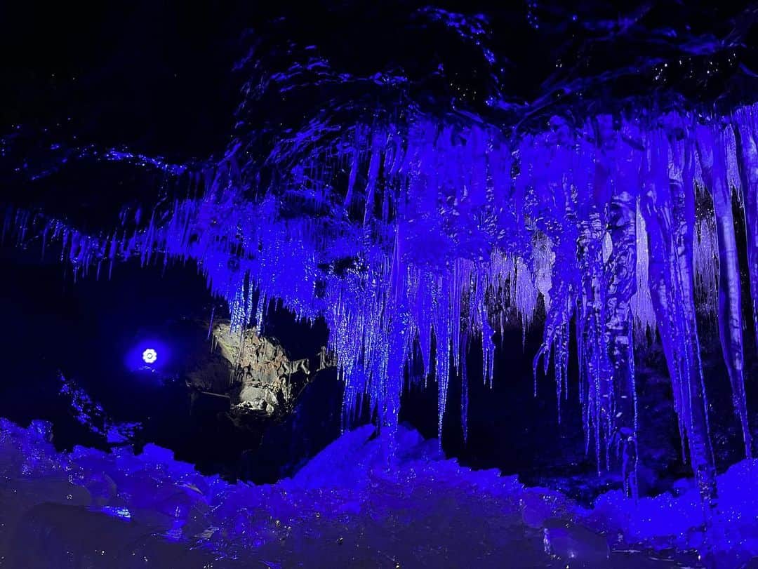 渋木美沙さんのインスタグラム写真 - (渋木美沙Instagram)「@fujikan0  行ってきたー🥰 氷の洞窟って初めて行ったけど 幻想的すぎて非現実的な空間でした！！！ 自然で作られた大きい氷柱なども身近で見て圧巻でした😍✨✨✨  中に小さな神社があったり スポットもたくさんあって楽しめた🥰  洞窟の中は狭いところもあり かがみながら歩くのもまた楽しいw  PR #富士急 #富士急ハイランド」2月14日 21時33分 - shibuki_misa08