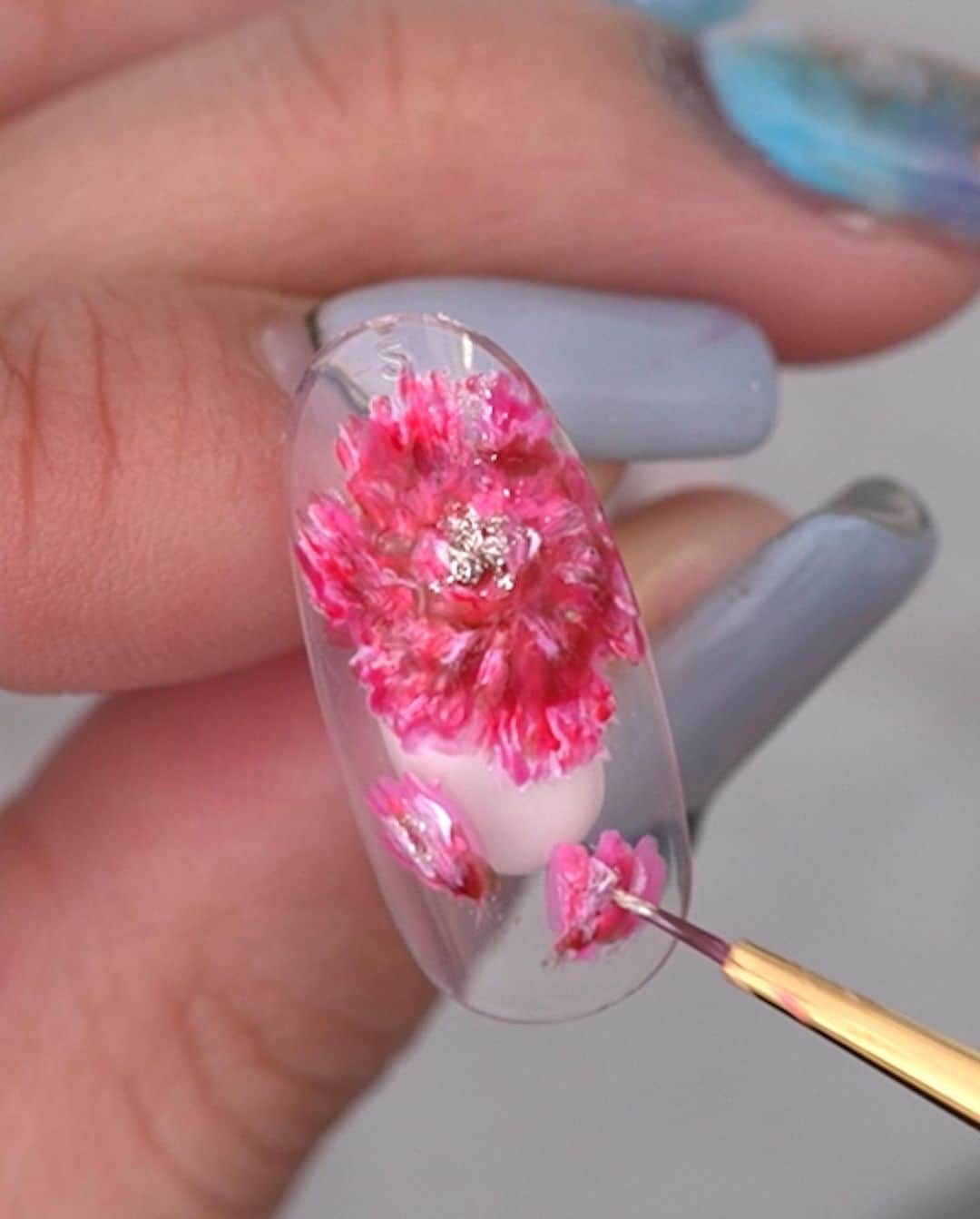 橋本実花のインスタグラム：「イベント情報💅春のアートセミナー♡  田辺さおりさん　@blcnailsalon_saoritanabe と開催する コンテスト式アートセミナーです♡  私の『カーネーションネイル』と 田辺さんの『春の硝子ネイル』 2つのアートが学べて  さらに、添削と限定ライブ配信までついて なな、なんと❗️¥6980🥹  しかも、提出した作品の中から 選ばれた優秀な方には、 超豪華景品と豪華体験が！❣️  『学ぶだけのインプット止まりじゃダメ🙅‍♀️ アウトプットするまでが勉強です🙆‍♀️』  春に活躍するアートテクを 完全マスターしたい人は是非応募してね😊❣️  ちなみに、オンラインセミナーなので 全国どこに居ても参加できます♡  (↑詳しい詳細は画像を読んでね✨ (  あ！そうだ！！！！  16日までの事前予約で ミルキーラメグラのレシピもプレゼントです！🎁(盛りだくさんw)  なので、 検討されてる方はお早めにご決断を！😊👍✨  ご参加お待ちしております🥰  応募はこちらから @beautypop_official  〈ハイライトチェック👆〉」