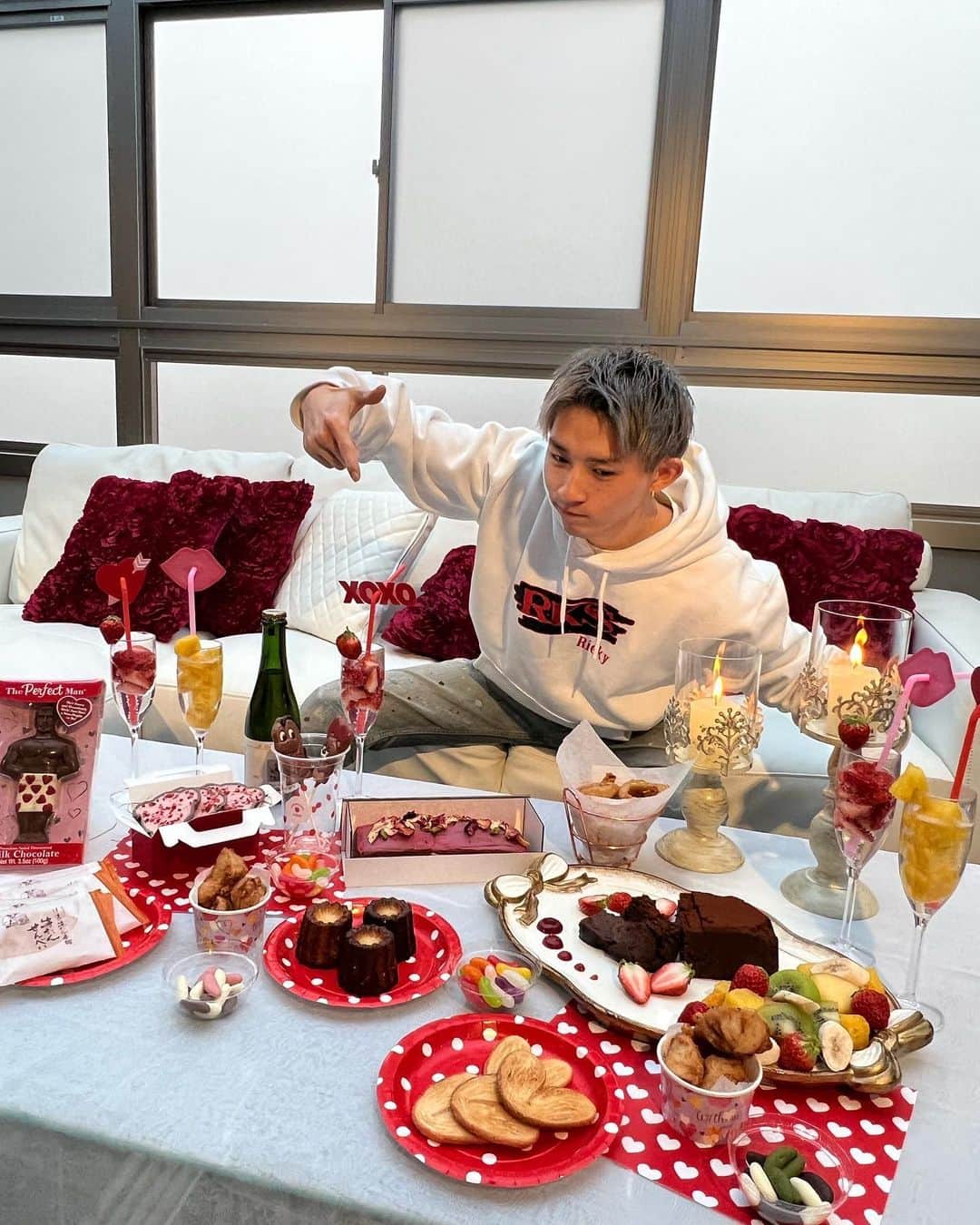 平野莉玖のインスタグラム：「皆さんこんばんは😊  今日はバレンタインですね😆  今年のバレンタインもスタッフのみんなと家族と一緒にパーティーしました😆  妹とは一緒にチョコのお菓子を作り楽しんでくれました‼️😊  久しぶりにお菓子作りして楽しかった🤩  みんなのエピソードも是非聞かせてください〜😁  #RKS #RKSRICKY #リクスリッキー #RIKU #平野莉玖  #バレンタイン」