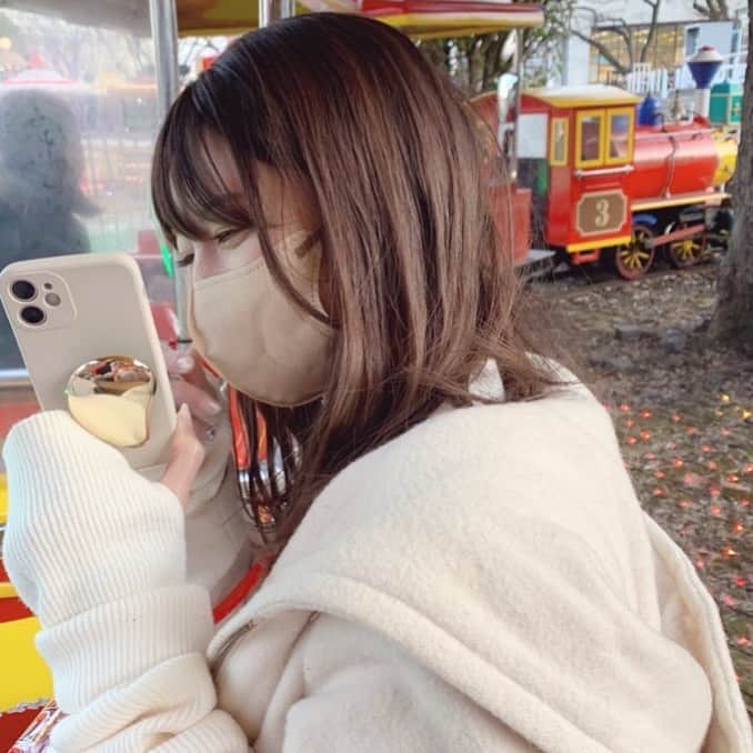 のインスタグラム：「_  子を撮る母の顔は マスク越しでもわかる程にやけています  #女の子ママ #1歳児ママ   ( 娘の写真どんなものでも消せずフォルダ5万超え )」