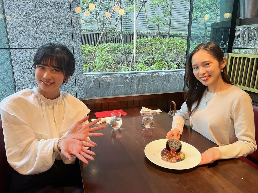 のインスタグラム：「先日あいりんに誕生日のお祝いをしていただきましたっ☺️❄️ 球体のチョコレートにホットチョコレートをかけると…中からバースデープレートが🍫✨ いつも気にかけてくれて本当にありがとうございます❤️ 素敵な先輩に出会えて幸せです！！！」