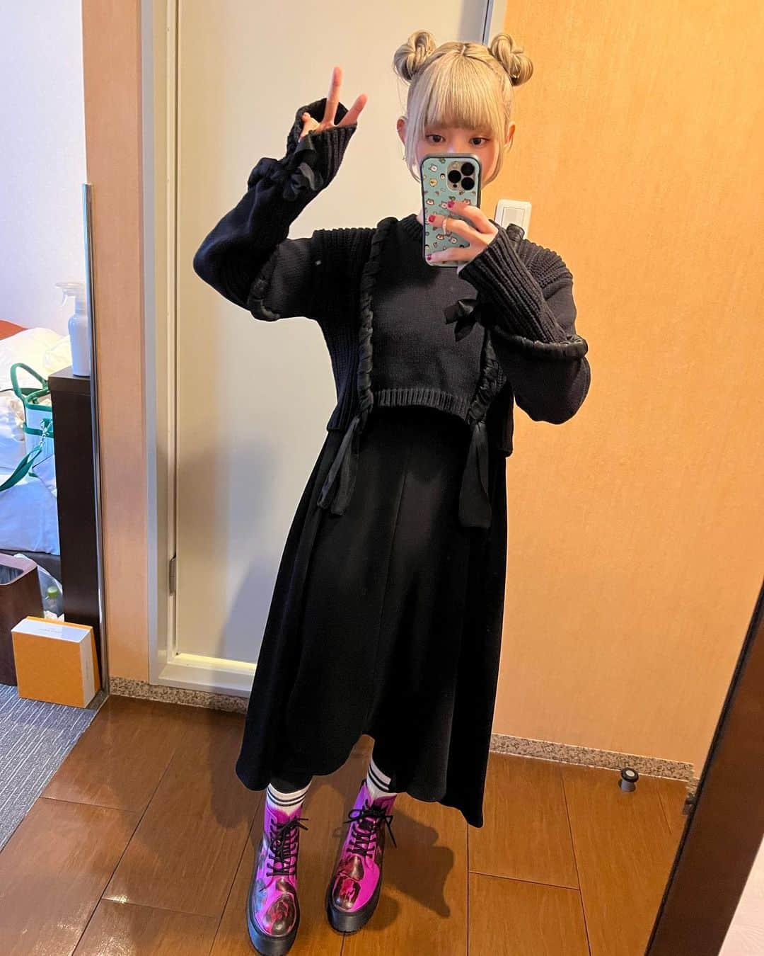 最上もがさんのインスタグラム写真 - (最上もがInstagram)「ハッピーバレンタイン🍫🍡  ってことをすっかり忘れていました。 そして特に何もしていません…笑 みんなはチョコ作ったり誰かにあげたりした？  明日はやっと！ 写真集《MOGA STYLE》の発売日です。 とはいえ、ネット予約だと届くのはもう少しあとかな？ 書店にも並ぶ…はず！！！笑 感想待ってるよ〜〜  そして初のフォトエッセイ『も学』の予約も受付中です！ 15日の23:59までの予約数で初版部数が決まるので 買う予定！とか気になる…！て方はぜひ 明日までに予約してもらえると嬉しいです！  指輪は @sssssabu  ニットは @un3d_official  ワンピと靴は @limifeu_official だよー。」2月14日 21時39分 - mogatanpe