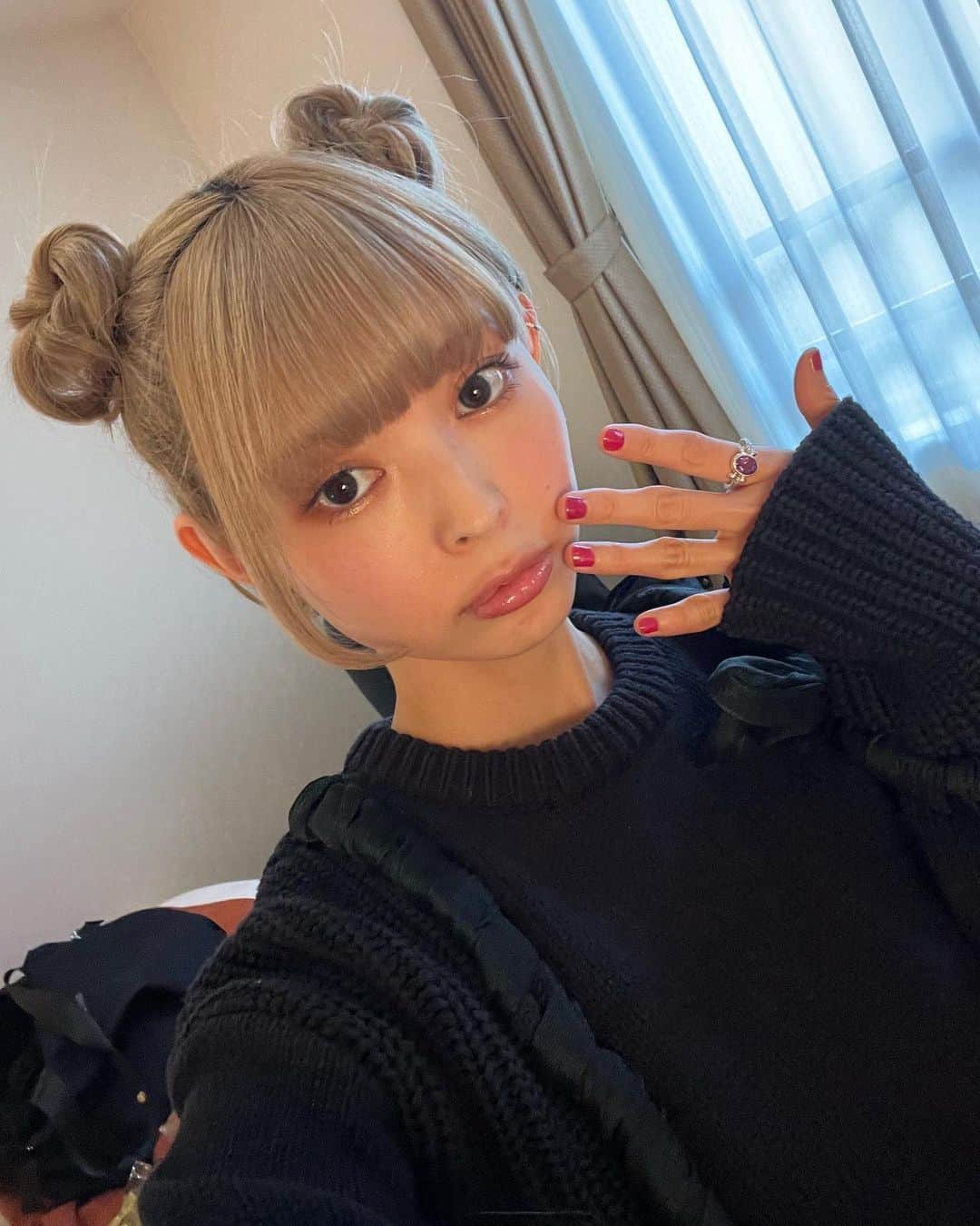 のインスタグラム：「ハッピーバレンタイン🍫🍡  ってことをすっかり忘れていました。 そして特に何もしていません…笑 みんなはチョコ作ったり誰かにあげたりした？  明日はやっと！ 写真集《MOGA STYLE》の発売日です。 とはいえ、ネット予約だと届くのはもう少しあとかな？ 書店にも並ぶ…はず！！！笑 感想待ってるよ〜〜  そして初のフォトエッセイ『も学』の予約も受付中です！ 15日の23:59までの予約数で初版部数が決まるので 買う予定！とか気になる…！て方はぜひ 明日までに予約してもらえると嬉しいです！  指輪は @sssssabu  ニットは @un3d_official  ワンピと靴は @limifeu_official だよー。」