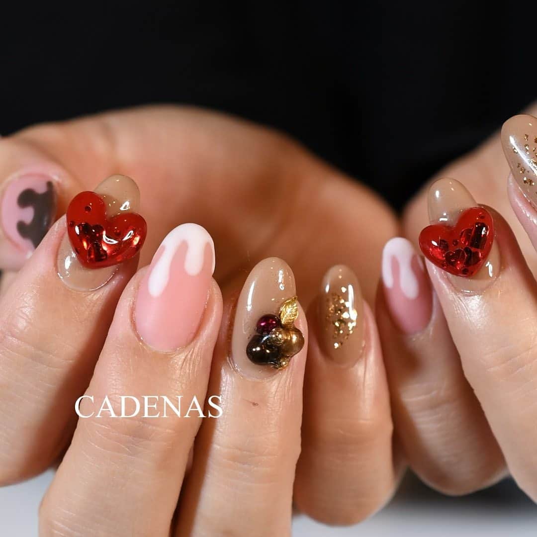 Yuka Maeda ::manicurelistのインスタグラム：「happy VALENTINE💝 . . Salon data▼ ＝＝＝＝＝＝＝＝＝＝＝＝＝＝＝＝＝＝＝＝ . CADENAS -nail eyelash salon- ●Nail artist  @yuka.maeda  @yuki_cadenas @mai_cadenas ●eyelash　@cadenaseyelash  ゲストに愛と感動を…♡ . 【 LINE ＠cadenas 】 ご予約/お問い合わせはLINEよりお気軽に🤲 ▶︎▶︎#cadenasnail デザインアップしてます♡  price…★⭐︎Instagram特別キャンペーン中⭐︎★ . 「インスタ見たよ👀」と LINEからご予約で特別プライス7500円！！ . ※ご新規様限定 ※キャラクターや特殊なエレメント等のみ 別途料金いただく場合ございます🙇🏻‍♀️ . . price…初回8000円（オフ込み） access…大阪市北区堂山町16-1  中崎町駅  徒歩5分 /  梅田駅  徒歩6分 . tel… 06-4792-8617 ＝＝＝＝＝＝＝＝＝＝＝＝＝＝＝＝＝＝＝＝ . . .  #中崎町ネイル #梅田ネイルサロン #大阪ネイルサロン #関西ネイルサロン #インスタネイル #instanails #instanail #トレンドネイル #ネイルサンプル #ハートネイルデザイン  #ネイルブック #2月ネイル #ネイルチェンジ #今月のネイル #にゅーねいる #winternails #冬ネイル  #ネイル大好き #バレンタインネイル  #네일아트 #네일스타그램 #귀여운네일 #무광네일  #女子力ネイル #brownnails #チョコネイル #cadenasyuka  #cadenasnail #VALENTINEnails」