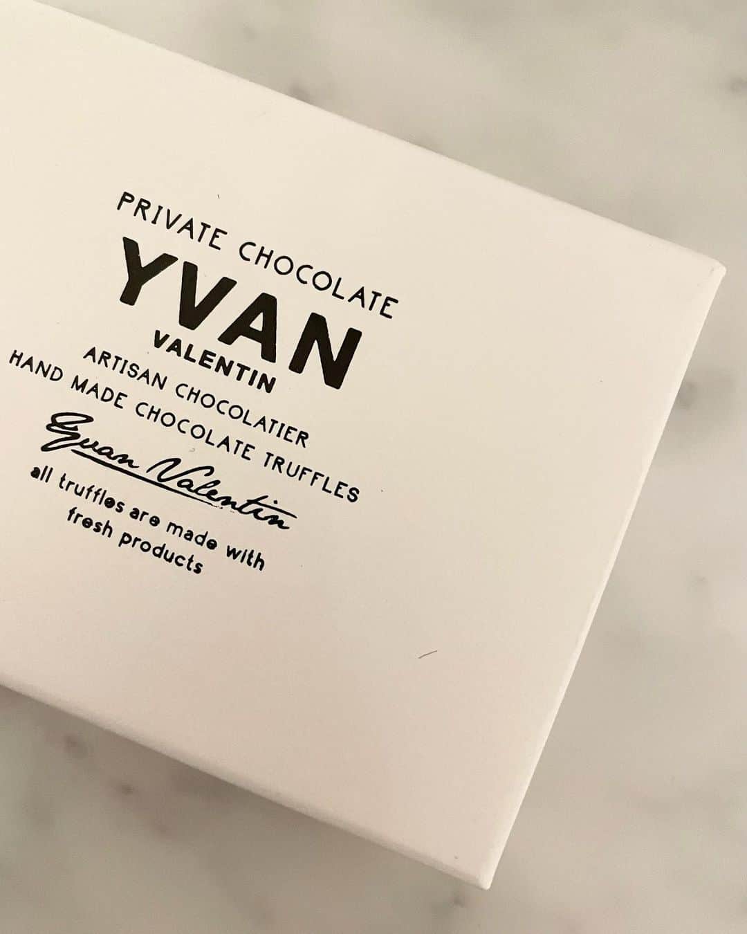 ryokoさんのインスタグラム写真 - (ryokoInstagram)「Happy Valentine’s Day🍫 念願の🥹って思って開けようとした瞬間、箱ごと落として若干かけちゃった。ほんとこういうことが多すぎてなんとかしたいのに年々悪化してる気が🫠  #yvan #happyvalentinesday #chocolate #チョコレート #バレンタイン」2月14日 21時43分 - ry.0123