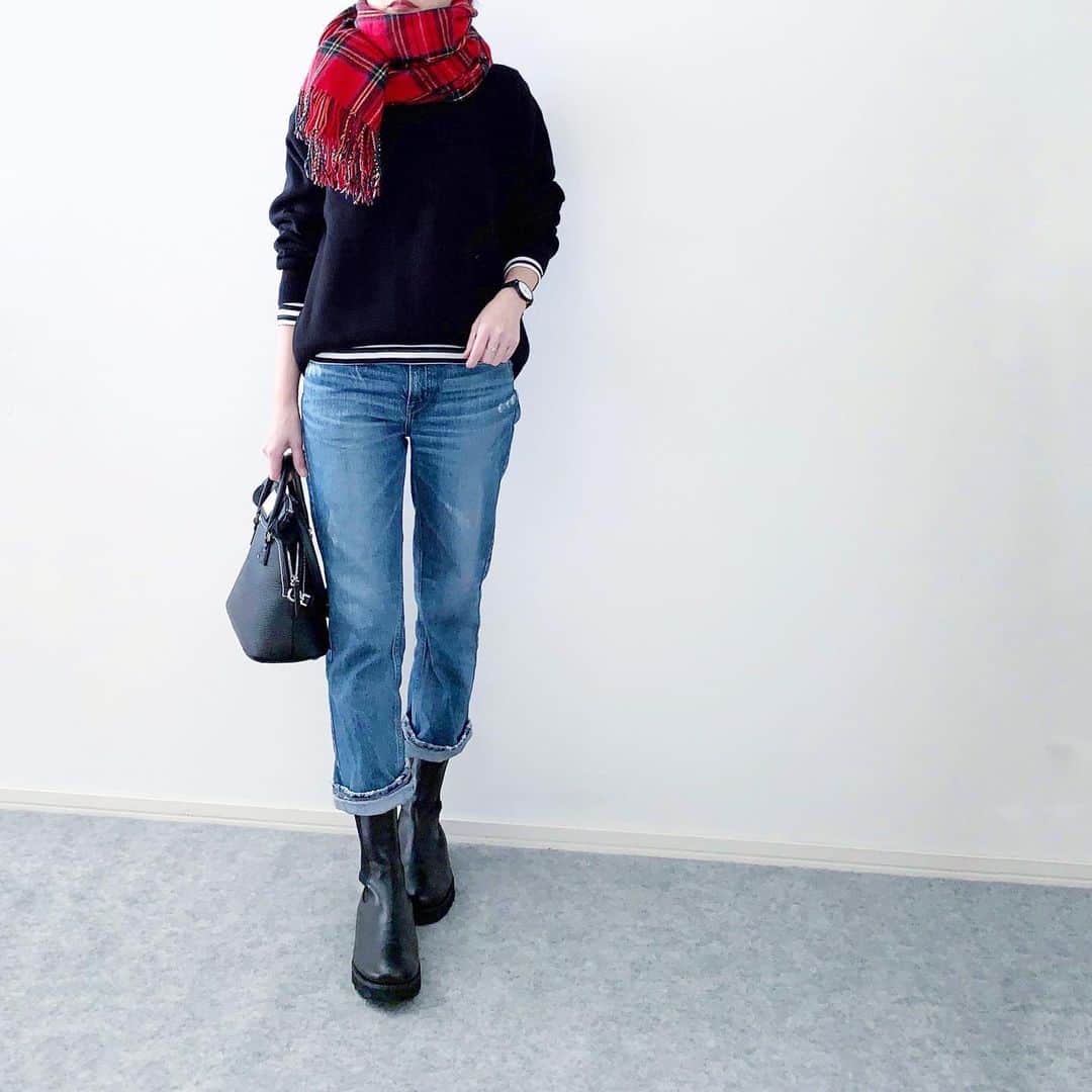 のインスタグラム：「23.02.14♡  セットアップで揃えた #スムースコットンクルーネックセーター   こうしてデニムに合わせることが多いだろうなとXLサイズで◡̈⃝︎ パーカーに合わせたボーダーインナーが可愛かったので、今日も白TではなくボーダーTを。  . そして、 ハッピーバレンタイーーン❤️  我が家の高１娘。 小学四年生くらいの頃に 「…バレンタインめんどくさい😇」とバレンタインはいただく専門になったので、 チョコ売り場にはそれ以降行ってなかったのだけど (↑私も(男の人にあげるほう)にあまり興味ない😇遺伝か😇)  今年は娘にあげたいお相手がいるので、 娘と数年ぶりにチョコ売り場へ✨  華やかな世界ねー♡ そして思ってたより、チョコお高くてびっくり💦 え？そんなもん？？  . 今年も小４息子に、 可愛いレディたちからいただき、 男の子の母として嬉しい限り🥲✨  そして私は例年の如く、 バレンタインの日より前にホワイトデー🎁のリサーチを開始し、 今日出先で、「どうしてもこれ！！」というのを見つけてしまったので笑、 バレンタインデーにホワイトデーの準備が出来始めるというね🤣  🎁の一部なのでまだリサーチは続くけどー♩♩ 可愛いレディたちの🎁選び、 悩むけど楽しすぎるー❤️  . 一方の娘、 「ついでにパパのと、○○(弟)の分も買おうー♩」 って、息子に渡し、  「あ♡ホワイトデーはEveさんのCDで良いからねー♩♩」と、 早速、初回限定版を予約。  え。 お小遣いで買ったチョコを弟に渡して、 お返しに私からCD？？  同じ家計💰から出てるんですけど(´Д` )  . #uniqlo #ユニクロ #muji #無印良品 #upperhights #アッパーハイツ #ストール #caminando #カミナンド  ♡」