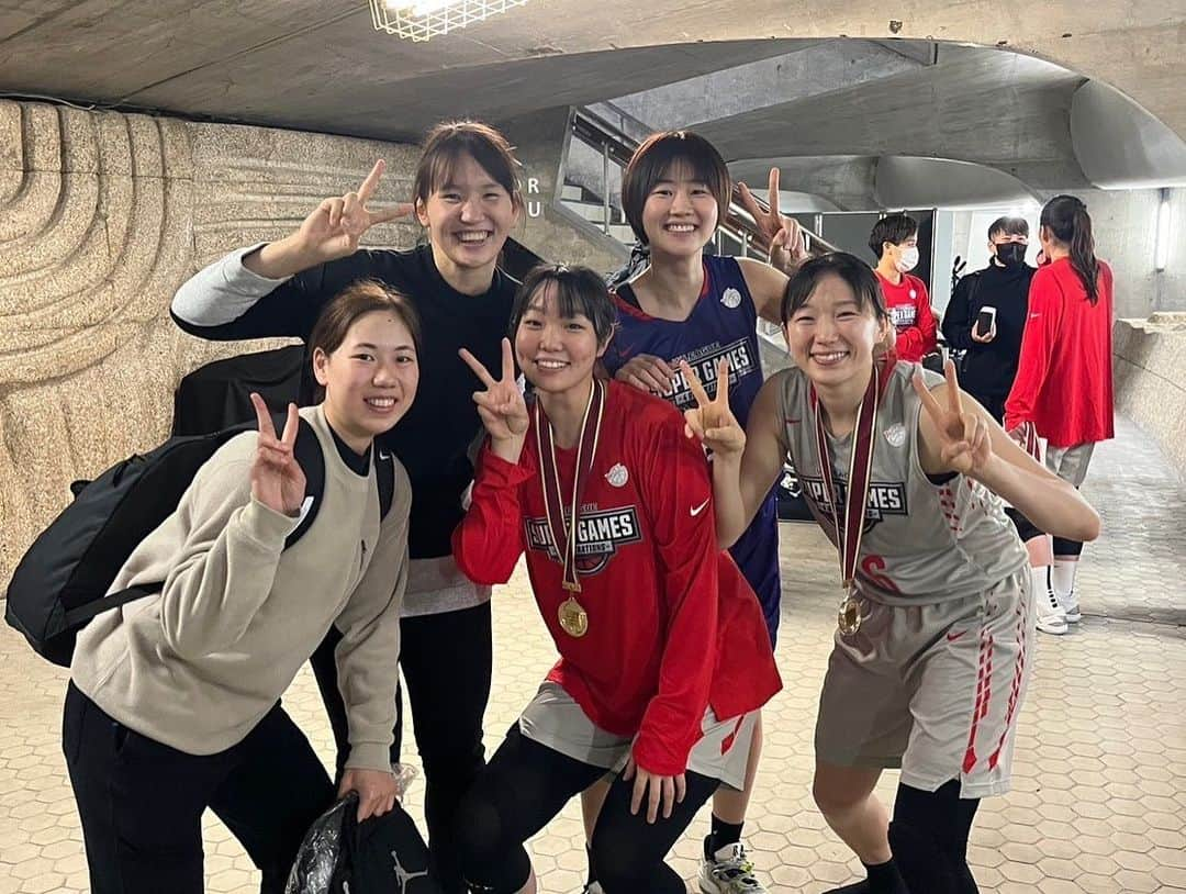 西岡里紗さんのインスタグラム写真 - (西岡里紗Instagram)「★SUPER GAME★ ⁡ U25チーム楽しくて最高でした✨ みんな面白くて可愛くて初めて喋る子も すぐ仲良くなれて本当に嬉しかった🥰 ⁡ キャプテンのフーが考えてくれた 25＝ニコニコ！の通り絶えず笑いの絶えない 素晴らしいイベントでした☺️☺️☺️ ⁡ 沢山サポートして下さった スタッフ、設営さん、ファンの皆さん 本当にありがとうございました！！ ⁡ またリーグでお会いしましょう🐨♪ ⁡ #Wリーグ #wリーグsupergames #最後の写真は同期」2月14日 21時53分 - risa.haku0303