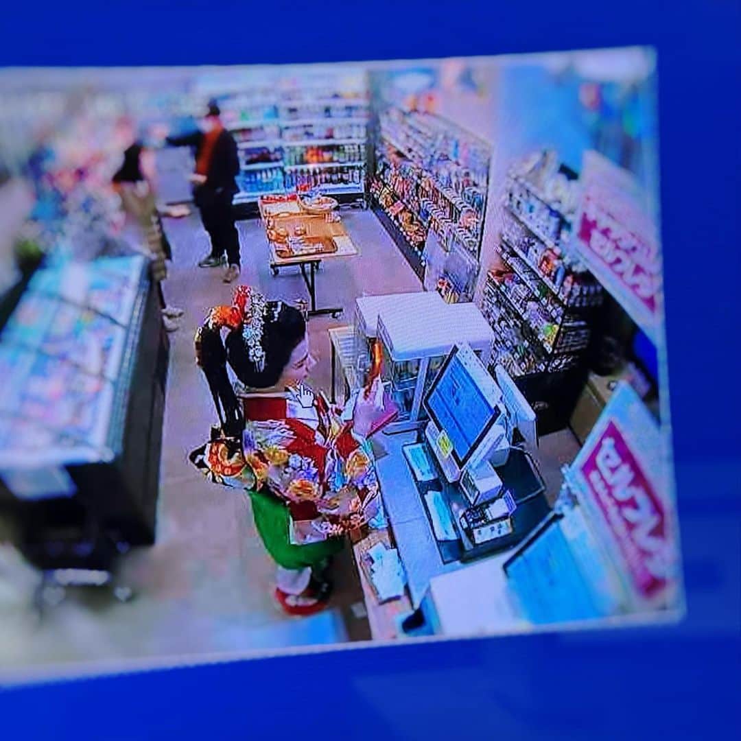仲里依紗のインスタグラム：「上様はセルフレジだってできるのじゃぞ🏪💴  大奥第6話 本日２月１４日夜10時から♥️  #大奥」