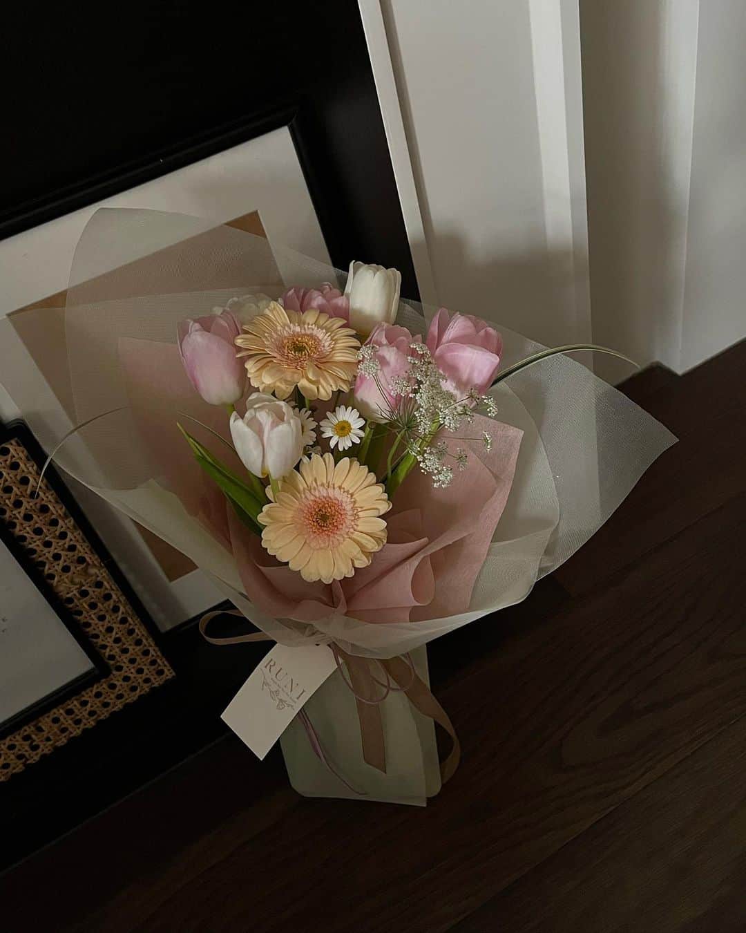 Lilian莉安のインスタグラム：「#祝大小情人節快樂 當初看到 @runi.flowers 情人節花束覺得超美 立刻丟給室友看，還說如果要買花的話就直接買這個還享早鳥、不買也沒差～ 結果他沒買到早鳥價還只剩情人節前一天的檔期 哈哈哈  隨便啦～有我都開心 敬17年時光 #是情人也是最好的朋友」