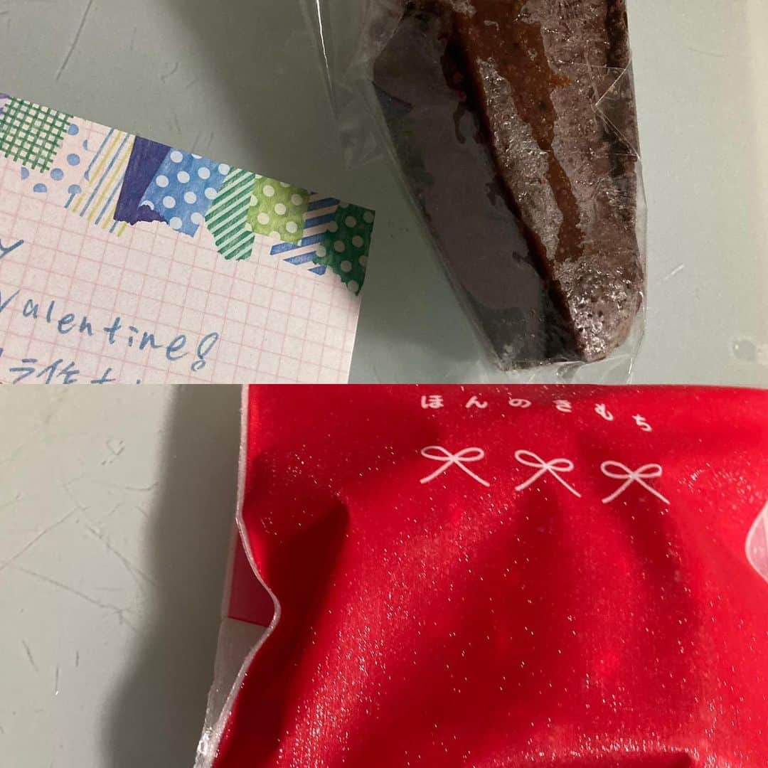 のインスタグラム：「帰ったら 私の机に かわいいプレゼントが🎁  #バレンタインデー  素敵な１日を」