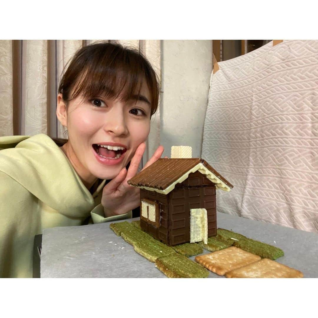 桜田茉央さんのインスタグラム写真 - (桜田茉央Instagram)「. happy Valentine day❤️🍫❤️‍🔥 . 前YouTube企画で作ったお菓子のお家🏠🍭🍫の写真を載せておくね🫶 お菓子の家をつくる壮絶な動画はYouTubeで是非…🥶 . . でも実はあまりチョコ好きじゃないからバレンタインはケーキかクッキー🍪を作ることが多いです✌️✌️❤️ 今年は何も作らなかったーーー、🥶 #バレンタインデー #お菓子の家 #お菓子 #おかし作り #二級建築士」2月14日 21時52分 - sakurada_mao_02