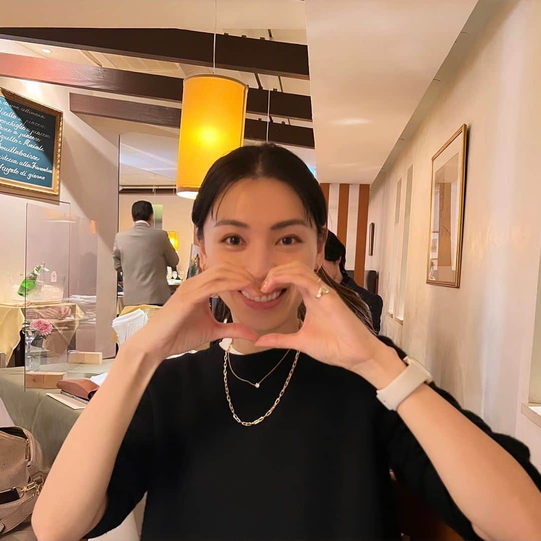 申真衣のインスタグラム：「バレンタインは欧米人のふりをする🤍 ありがとう🍫💐🤍 🍝は7🙋🏻‍♀️:3👨🏽で分けます 帰宅したら👧🏻からの💗がベッドに🥺🥺🥺  #欧米か #youremyvalentine」