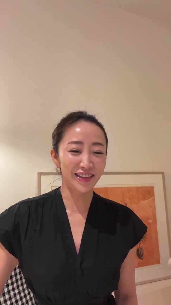 神崎恵のインスタグラム：「・ もう数十年使い続けているSKIIをご紹介しながら、くすみのお話をしました。 今回どうしてもおすすめしたかったのは、唯一無二の整肌保湿成分であるピテラをはじめ、SDLプロ(輝き成分)、D-メラノ(美白有効成分)、蓮花エキス(輝きケア成分)が配合された美白美容液ジェニクプティクス　ウルトオーラ　エッセンス。 黄ぐすみだけではなく、ツヤやキメ、シミ、バリア機能、保湿、しなやかさ、肌の明るさなど、幅広い肌悩みにアプローチしてくれる頼もしさ。　 みずみずしいテクスチャーがひろがりなめらかに整う肌を見ては、白玉やむきたまごを思い浮かべ嬉しくなります。 肌のオーラ感。 わたし自身、明るさが増していく手応えがとても楽しいです。  今日の肌は、SKII フェイシャルトリートメントエッセンスをたっぷりなじませ、ローションマスクをしてから、ジェのプティクス　ウルトオーラエッセンスを1スポイトまじませ、スキンパワー　クリームを重ねました。 たくさんのご視聴、コメントをありがとうございました。  @skii   #megumisbeautychannel   #タイアップ #SKII  #美白美容液  #100カラットオーラ」