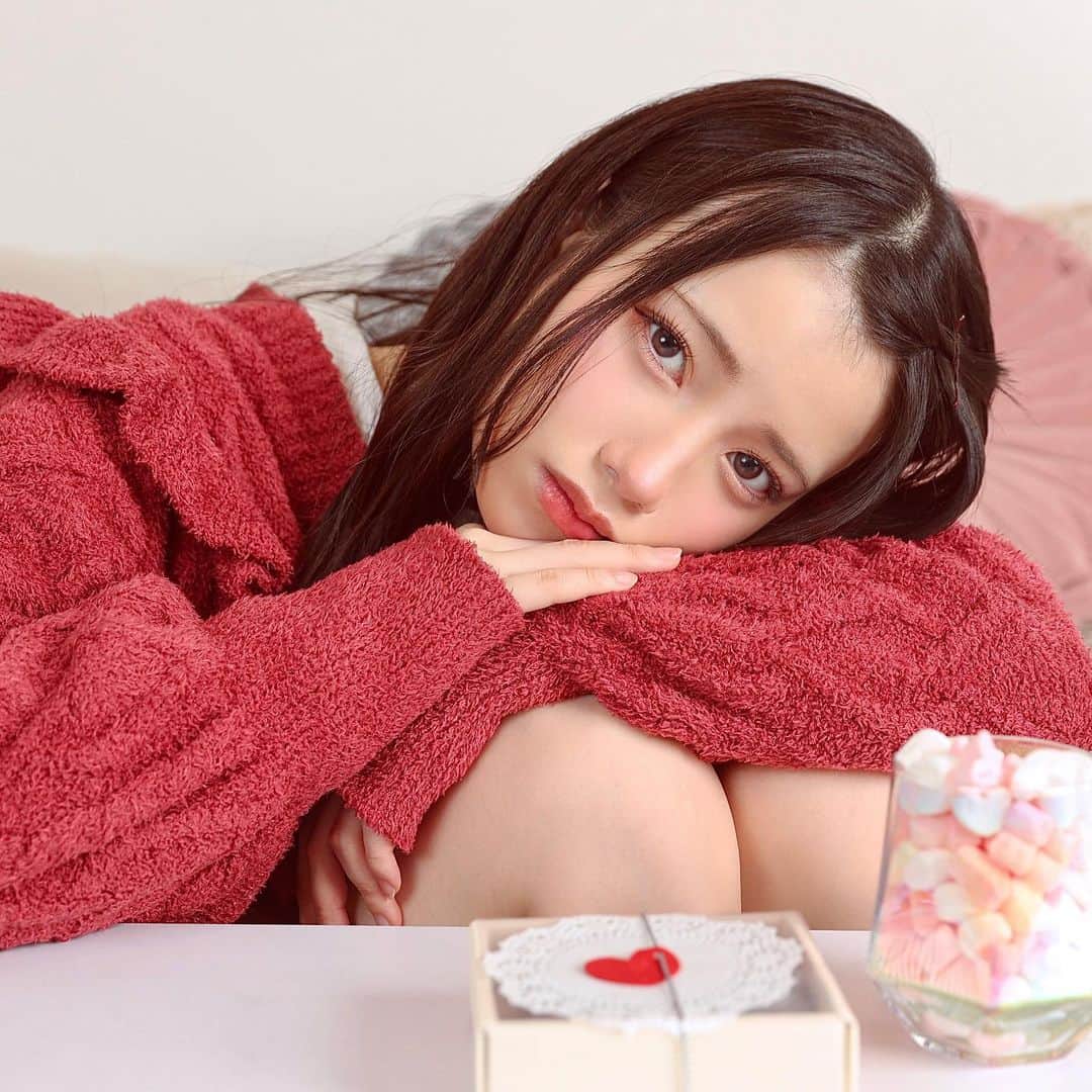 あかせあかりのインスタグラム：「帰ってくるの遅いんだもん、寝ちゃうところだったよ~( ｰ̀༥ｰ́ )！  みたいなバレンタインお写真- ̗̀🎁 ̖́-  実際今日友達とゲームセンターで推しのぬいぐるみを獲得しに行ってラーメン食べてきちゃいました(˶´˘`˶) 博多ラーメン…？今日のは麺が細めで美味しかった💭✨  皆はチョコ貰ったりあげたりしたのかな??🫢  #あかせあかり  #バレンタイン  #ポートレート  #ポンパ   𝙵𝙰𝚂𝙷𝙸𝙾𝙽👗♡ ｾｰﾀｰ #gelatopique」