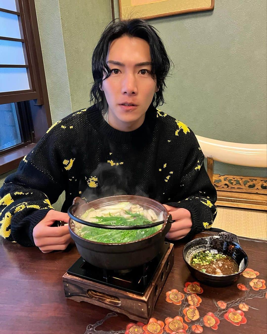 ジョーブログのインスタグラム：「今宵も西成で鍋を食うてます。 冬は週に8回鍋食う！笑 ヘルシーで栄養満点やし温まるし完璧やろ！🤣 子どもの頃、親父にずーっと夏でも鍋食べさせられてたから主食が鍋になってる笑 あんなに食うてたのに、大人になった今でもずっと好きやねんなあ〜」