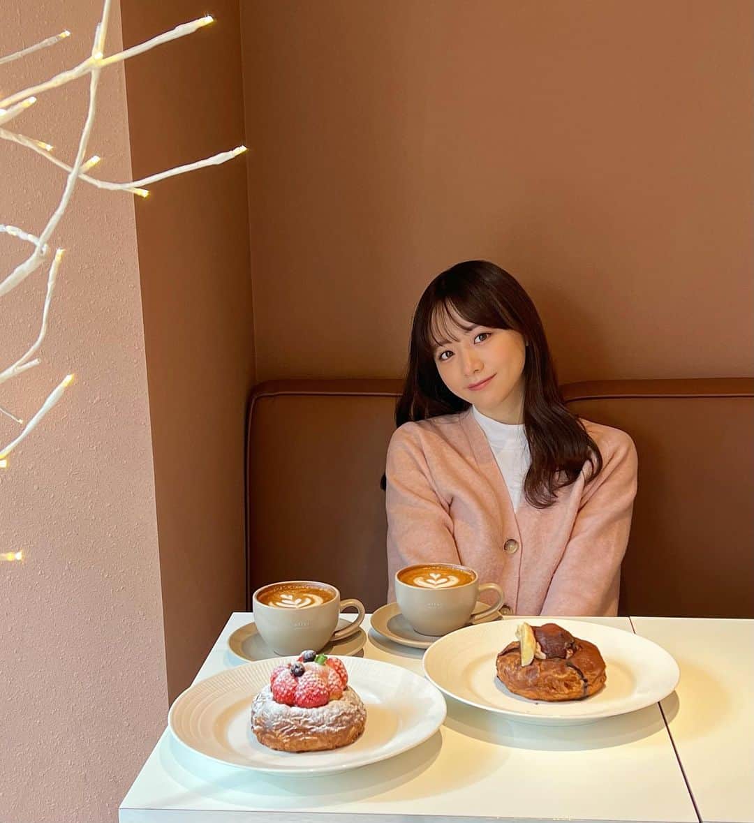 のインスタグラム：「. 今日はバレンタインだからと朝からチョコレートを食べまくって、自分を甘やかしています🥺🍫♡」