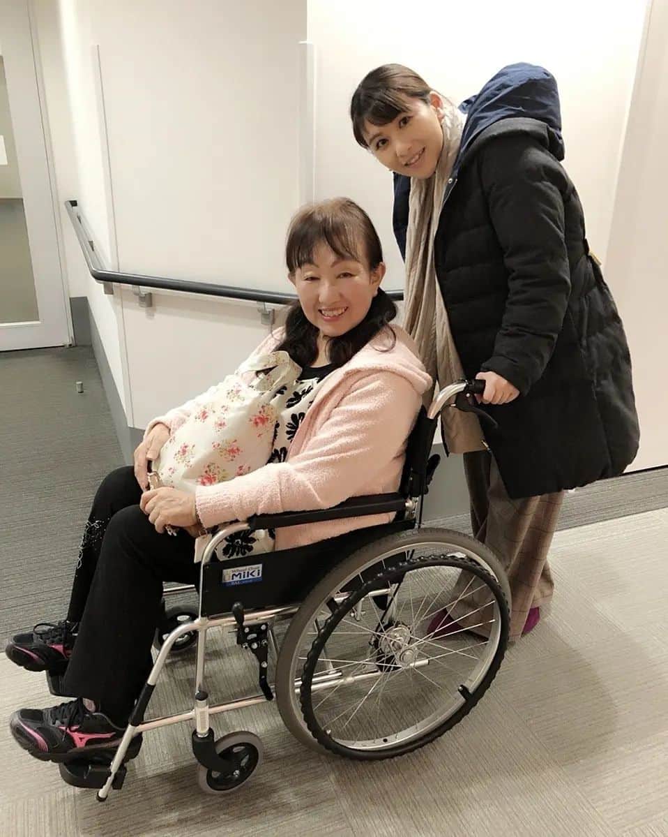 鈴木理香子さんのインスタグラム写真 - (鈴木理香子Instagram)「我が母が亡くなりました。 66歳でした。 10年前に癌、5年前に脳出血、 そして、昨年、私が妊娠6ヶ月の頃に 癌の転移が分かり、ステージ4 最近は腰も痛く 満身創痍だった母。  それでも孫の顔を見に 1月中旬に東京に来てくれて 「癌の数値が下がったの！」と言って 手術も2月末に前倒しになり、 春には旅行に行こうね！って計画していたのに… 2月上旬、「ありがとう」のメッセージが 最後になってしまいました。  　 💌母へのラブレター💌  寂しいよ。早すぎるよ。 喧嘩もしたけど、私が守ってあげたかった。 でも、お母さんの顔を見たら、 「あぁ、おかあちゃんに会えたんだ。良かったね。」 私はそう言いました。 だって、とっても穏やかな表情をしていたんだもん。  1月に東京に来てくれた時 お母さんはおもむろに、 母自身の生い立ちを話し出しました。  「お母さんはね、おかあちゃん(私にとっての祖母)と子どもの頃、一緒に暮らしていなかったの。おかあちゃんは当時、学校の先生と実家の工場の手伝いとさ、今でいうバリキャリだったからさ、お母さんはね、あなたの曾祖母に小学6年生頃まで預けられていたんだよ。」 お母さんは 「おかあちゃんと互いに求めてあっていたのに、素直になれなかった。。」 そう言っていました。  一緒に暮らしていなかったから 甘え方が分からなかったのかもしれないね。  お母さんは続けました。  「弟がさ、交通事故で死んじゃってさ、おかあちゃんはさ、自分より先に子どもを亡くして、辛かったと思う。。こんなに辛いことは無いよ。だからね、お母さんはお父さんと結婚してね、4人の子供を産んだの。おかあちゃんは4人の孫に囲まれて、幸せだったよね？」  お母さんは、おかあちゃんを笑顔にしたい。 だから、 お母さんはあんなにも懸命に生きてきたんだ。  4人の母であり、高校教師であり、 児童文学作家であった母。 今、自分が子育てをしていて、 4人の子どもを育てることがいかに大変か、 母の偉大さを感じています。 私たち4人兄弟にも、生徒たちにも、友人にも、 たくさんの愛情を注いだから、 通夜・告別式には400人近くもの人が お母さんにに会いに来てくれたよ。 「もっともっと、会いたかった」って 電話もたくさんあったんだよ。  だからね、お母さん。 おかあちゃんにお母さんの想いは伝わっていたと思う。だって、おかあちゃんが亡くなった時に見つけたじゃん。お母さんの写真の裏に 「おかあちゃんの人生に光をありがとう」って 書いてあったのをさ！  今思うと、おかあちゃんが 「よく頑張りました。おかえり」と言って、 お母さんをお迎えに来た気がします。  残された私は寂しいけれど お母さんが天国でおかあちゃんに 甘えられているのなら　私は嬉しいです。  ✴️  お母さん。 お母さんはやっぱりお母さんだ。 私が寂しくないように、 お母さんは皆さんに伝えていたんだね。 「生まれ変わったら  理香子の子供に生まれ変わりたい。」って。 通夜・告別式で皆さんから言われたよ。  おかあちゃんに甘えられて 私の子どもに生まれ変わる準備ができたら、 私がお母さんで、お母さんが子どもで… お母さんが子どもの頃に過ごしたかった 親子の時間を過ごそう😊  最後にお母さんがおかあちゃんに ラブレターを送ったように 私も送ります。  お母さん、お母さんの 懸命に生きる姿が大好きでした。 また、共に生きよう！  お母さんの子ども 鈴木理香子  #母へのラブレター #お母さん #ありがとう  #鈴木もと子 #作家 #癌 #癌サバイバー #脳出血  #鈴木理香子 #愛知 #豊橋 #バレンタイン #愛 #love  #thanks #mother  写真① 結婚式は、おかあちゃん(祖母)の 誕生日に挙げたね😊  写真② 母が弟の想いを文章にした作品が受賞し ポプラ社より作家デビュー✒️✨ 母、30歳位の頃。私と似ていますか😊？  写真③ 母の作品の数々📚️ 私の友人が偶然か運命か 子どもの頃、読んでいてくれました😊  写真④ 代表作「いないないばあ」のきむらゆういち先生と 一緒に絵本講座にて絵本の書き方を教えていました😊 べびたんも小鳥のぴいちゃんが大好きです🐥❤️  ✴️写真⑤ おかあちゃん(祖母)の死と同時に お母さんの癌も分かったよね。 お母さんはおかあちゃんに ラブレターを書きました✒️  ✴️写真⑥ 2014.11 おかあちゃんへのラブレター 💌  写真⑦ 2018.1.1 脳出血に倒れる。  写真⑧ 「介護されるなんて嫌！」と言って リハビリを頑張ったよね😌  写真⑨ 2023.1.14 産まれてきてくれて、ありがとう。 抱っこしてくれて、ありがとう。  写真⑩ お母さん、ありがとう。」2月14日 22時15分 - rikako.suzuki