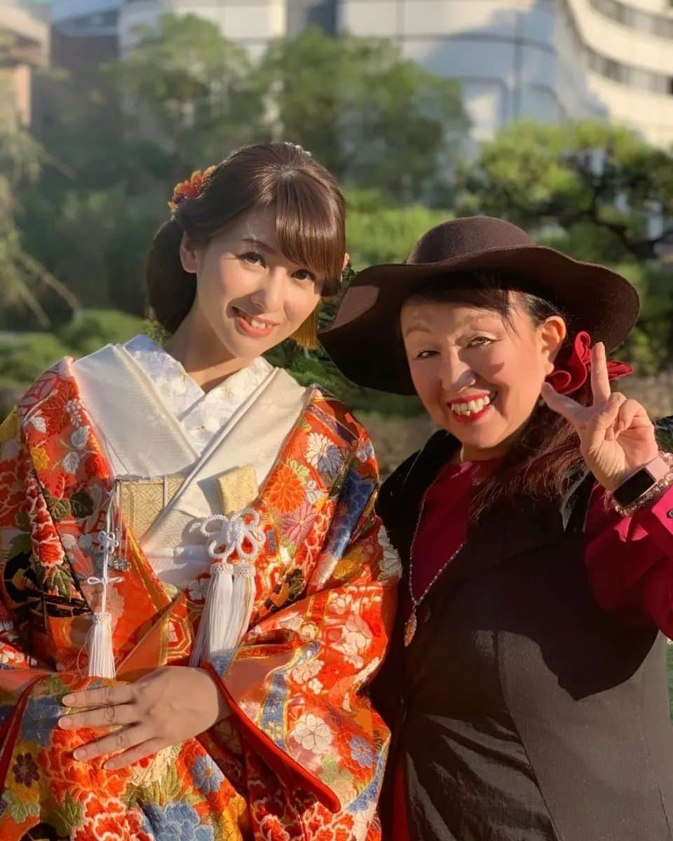 鈴木理香子のインスタグラム：「我が母が亡くなりました。 66歳でした。 10年前に癌、5年前に脳出血、 そして、昨年、私が妊娠6ヶ月の頃に 癌の転移が分かり、ステージ4 最近は腰も痛く 満身創痍だった母。  それでも孫の顔を見に 1月中旬に東京に来てくれて 「癌の数値が下がったの！」と言って 手術も2月末に前倒しになり、 春には旅行に行こうね！って計画していたのに… 2月上旬、「ありがとう」のメッセージが 最後になってしまいました。  　 💌母へのラブレター💌  寂しいよ。早すぎるよ。 喧嘩もしたけど、私が守ってあげたかった。 でも、お母さんの顔を見たら、 「あぁ、おかあちゃんに会えたんだ。良かったね。」 私はそう言いました。 だって、とっても穏やかな表情をしていたんだもん。  1月に東京に来てくれた時 お母さんはおもむろに、 母自身の生い立ちを話し出しました。  「お母さんはね、おかあちゃん(私にとっての祖母)と子どもの頃、一緒に暮らしていなかったの。おかあちゃんは当時、学校の先生と実家の工場の手伝いとさ、今でいうバリキャリだったからさ、お母さんはね、あなたの曾祖母に小学6年生頃まで預けられていたんだよ。」 お母さんは 「おかあちゃんと互いに求めてあっていたのに、素直になれなかった。。」 そう言っていました。  一緒に暮らしていなかったから 甘え方が分からなかったのかもしれないね。  お母さんは続けました。  「弟がさ、交通事故で死んじゃってさ、おかあちゃんはさ、自分より先に子どもを亡くして、辛かったと思う。。こんなに辛いことは無いよ。だからね、お母さんはお父さんと結婚してね、4人の子供を産んだの。おかあちゃんは4人の孫に囲まれて、幸せだったよね？」  お母さんは、おかあちゃんを笑顔にしたい。 だから、 お母さんはあんなにも懸命に生きてきたんだ。  4人の母であり、高校教師であり、 児童文学作家であった母。 今、自分が子育てをしていて、 4人の子どもを育てることがいかに大変か、 母の偉大さを感じています。 私たち4人兄弟にも、生徒たちにも、友人にも、 たくさんの愛情を注いだから、 通夜・告別式には400人近くもの人が お母さんにに会いに来てくれたよ。 「もっともっと、会いたかった」って 電話もたくさんあったんだよ。  だからね、お母さん。 おかあちゃんにお母さんの想いは伝わっていたと思う。だって、おかあちゃんが亡くなった時に見つけたじゃん。お母さんの写真の裏に 「おかあちゃんの人生に光をありがとう」って 書いてあったのをさ！  今思うと、おかあちゃんが 「よく頑張りました。おかえり」と言って、 お母さんをお迎えに来た気がします。  残された私は寂しいけれど お母さんが天国でおかあちゃんに 甘えられているのなら　私は嬉しいです。  ✴️  お母さん。 お母さんはやっぱりお母さんだ。 私が寂しくないように、 お母さんは皆さんに伝えていたんだね。 「生まれ変わったら  理香子の子供に生まれ変わりたい。」って。 通夜・告別式で皆さんから言われたよ。  おかあちゃんに甘えられて 私の子どもに生まれ変わる準備ができたら、 私がお母さんで、お母さんが子どもで… お母さんが子どもの頃に過ごしたかった 親子の時間を過ごそう😊  最後にお母さんがおかあちゃんに ラブレターを送ったように 私も送ります。  お母さん、お母さんの 懸命に生きる姿が大好きでした。 また、共に生きよう！  お母さんの子ども 鈴木理香子  #母へのラブレター #お母さん #ありがとう  #鈴木もと子 #作家 #癌 #癌サバイバー #脳出血  #鈴木理香子 #愛知 #豊橋 #バレンタイン #愛 #love  #thanks #mother  写真① 結婚式は、おかあちゃん(祖母)の 誕生日に挙げたね😊  写真② 母が弟の想いを文章にした作品が受賞し ポプラ社より作家デビュー✒️✨ 母、30歳位の頃。私と似ていますか😊？  写真③ 母の作品の数々📚️ 私の友人が偶然か運命か 子どもの頃、読んでいてくれました😊  写真④ 代表作「いないないばあ」のきむらゆういち先生と 一緒に絵本講座にて絵本の書き方を教えていました😊 べびたんも小鳥のぴいちゃんが大好きです🐥❤️  ✴️写真⑤ おかあちゃん(祖母)の死と同時に お母さんの癌も分かったよね。 お母さんはおかあちゃんに ラブレターを書きました✒️  ✴️写真⑥ 2014.11 おかあちゃんへのラブレター 💌  写真⑦ 2018.1.1 脳出血に倒れる。  写真⑧ 「介護されるなんて嫌！」と言って リハビリを頑張ったよね😌  写真⑨ 2023.1.14 産まれてきてくれて、ありがとう。 抱っこしてくれて、ありがとう。  写真⑩ お母さん、ありがとう。」