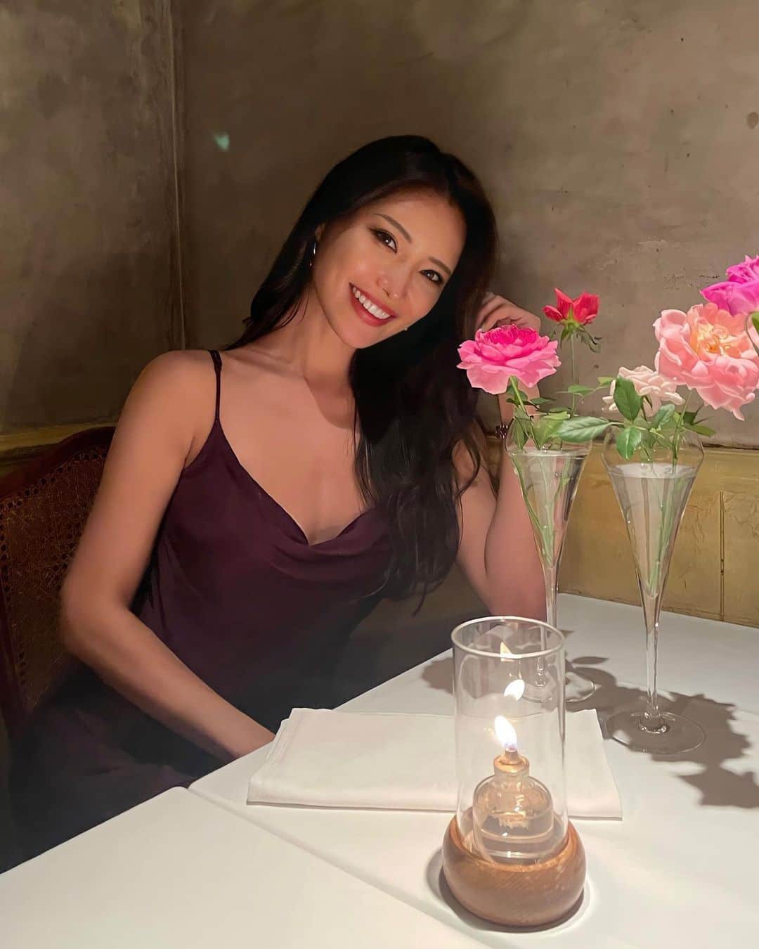 MIKAのインスタグラム：「Valentine's day is such a cute holiday I love it 🌹 Make your loved one will feel spoiled!!♥️♥️  胸がときめいてるんるんってなれる日だから年に１日しかないのちょっぴり寂しいな💕笑 ハッピーバレンタインみんな😘🍫 ⠀  ⠀」