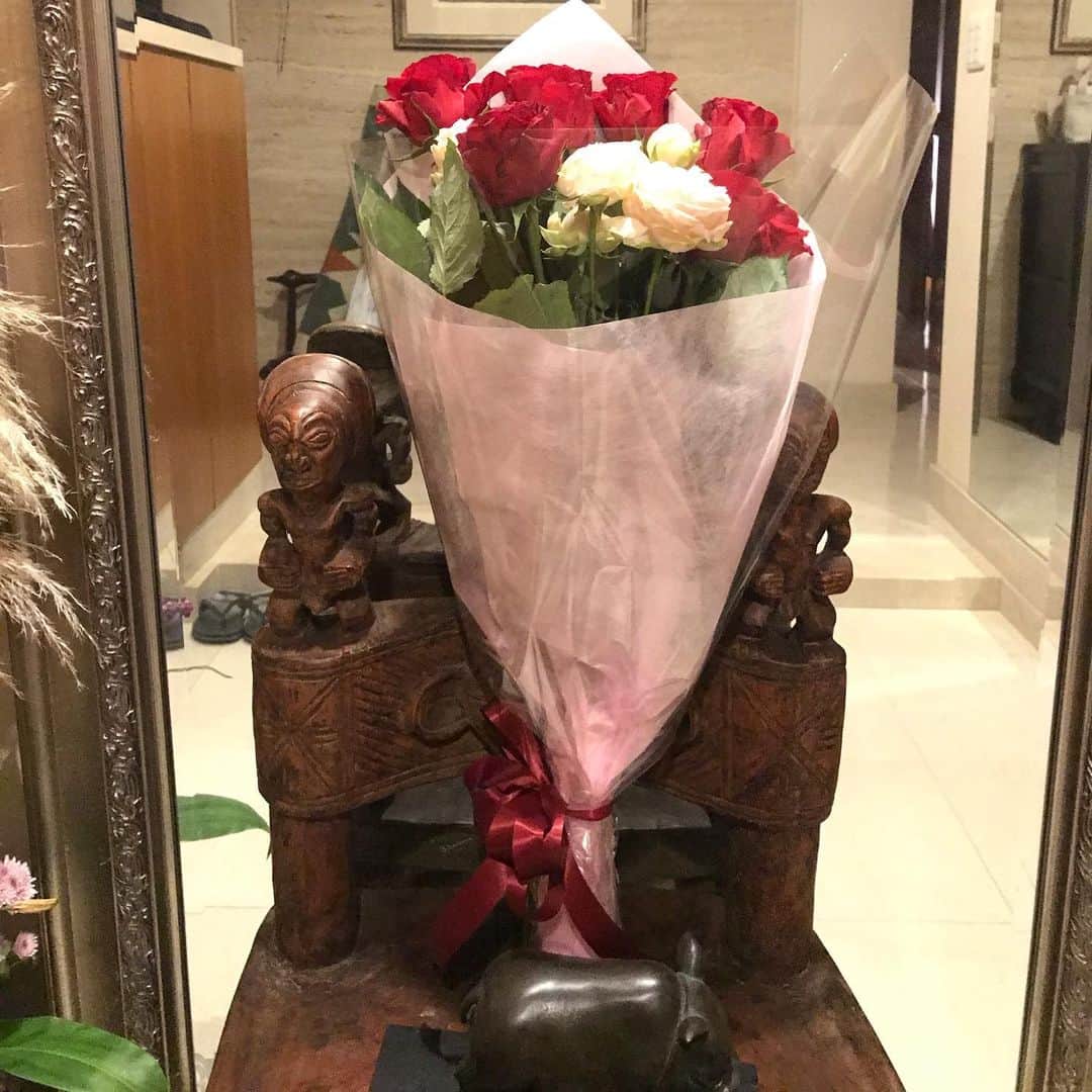 HARUKO（真木明子）さんのインスタグラム写真 - (HARUKO（真木明子）Instagram)「HAPPY VALENTAINE❤️  ジジ骨折、ババギックリ腰の最中 @toru_shibayama が バレンタインにバーバと私に薔薇を買ってきてくれた❤️  お花が大好きなババは ちょうどお花がなかったと 本当に喜んで😊  お花の力ってすごい🌸  ありがとう❤️😍  #happyvalentine」2月14日 22時19分 - haruko227