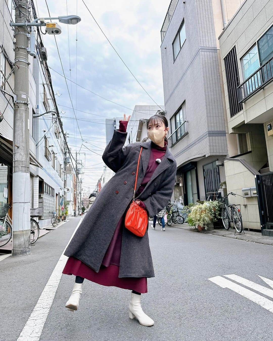 北原里英さんのインスタグラム写真 - (北原里英Instagram)「📺 本日のよじごじdaysロケの写真❕ 裏浅草、めちゃくちゃ素敵だった 行きたいお店がいっぱいありました💖 またいこう~っと❣️  衣装👗  ワンピース / コート @yee_tyo アクセサリー @ete_official バッグ @createclair @the.pr_ ブーツ @enchanted.jp」2月14日 22時22分 - rie_kitahara_3