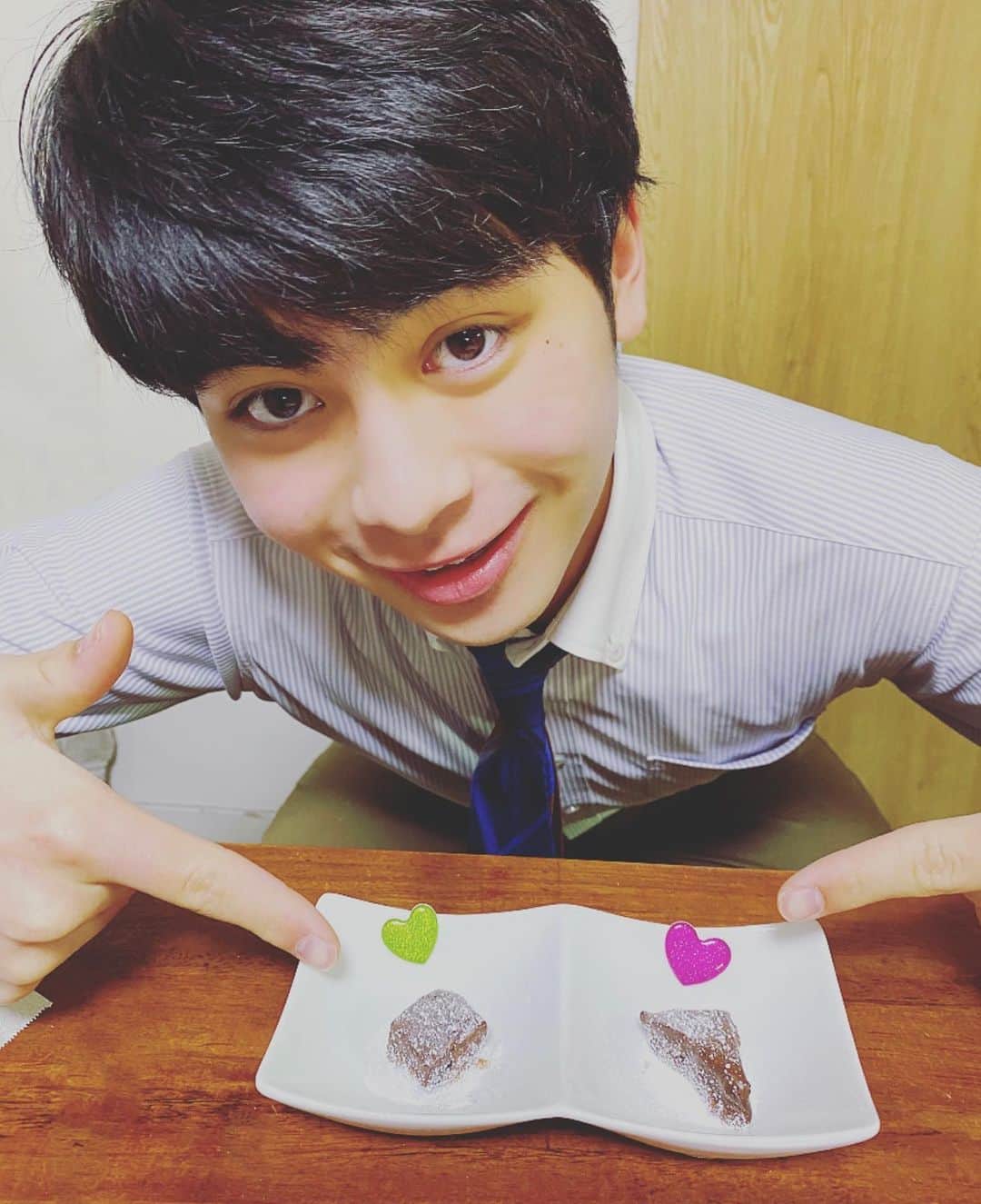 のインスタグラム：「外国では、家族や恋人や友人に、 「愛と感謝を伝える日」であると祖父に聞いたので、 人生初のチョコを、弟と作りました！ そして自分でも食べました！ 生チョコ難しいっ！ 形は個性的でしたが、美味しかったですw  皆さま、ハッピーバレンタイン🤎  #happyvalentinesday  #バレンタイン   #スターダストプロモーション #スターダスト #スタダ #スタダ1  #吉田日向」
