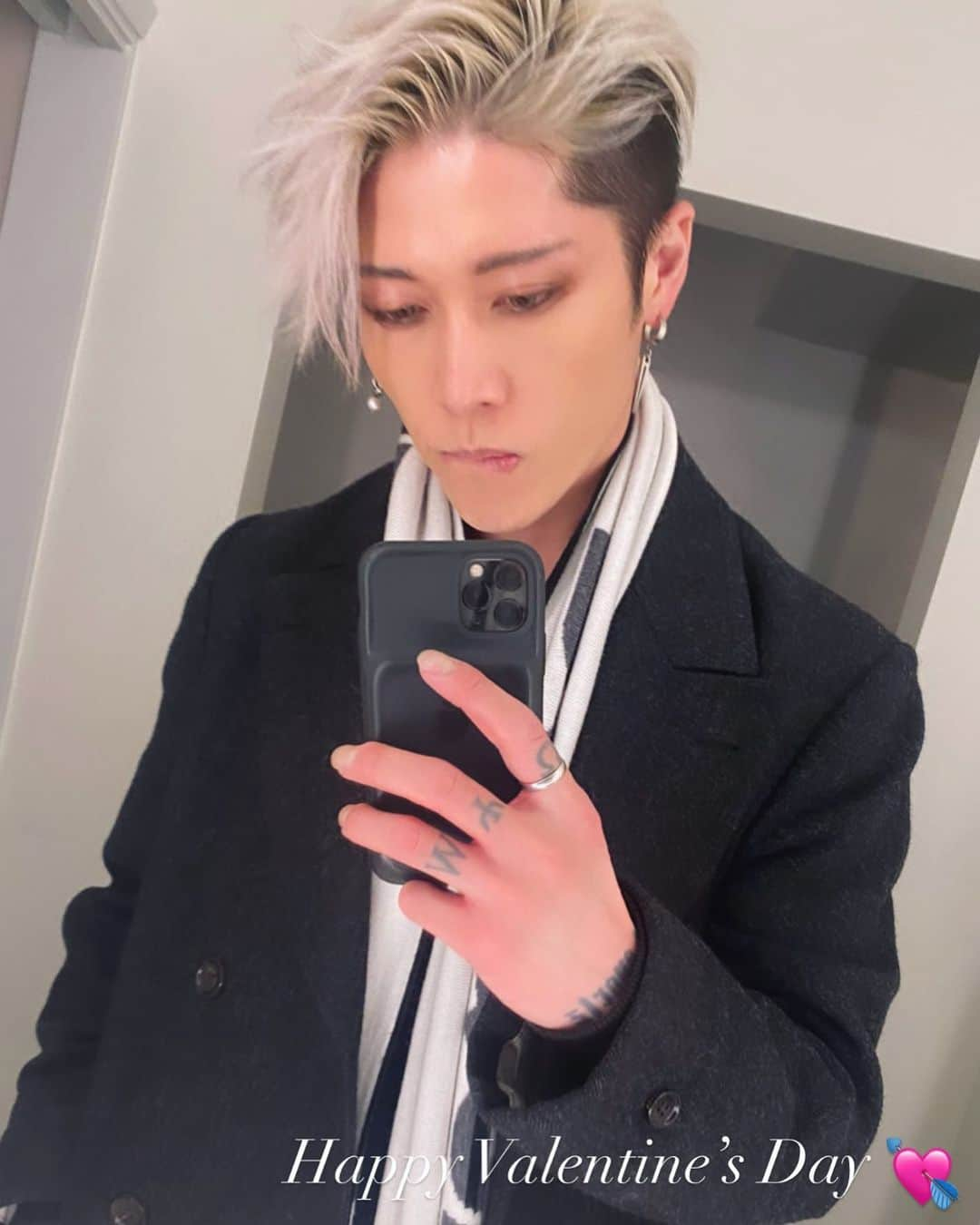 雅-MIYAVI-さんのインスタグラム写真 - (雅-MIYAVI-Instagram)「💘  チョコちょーだい  #ValentinesDay」2月14日 22時30分 - miyavi_ishihara