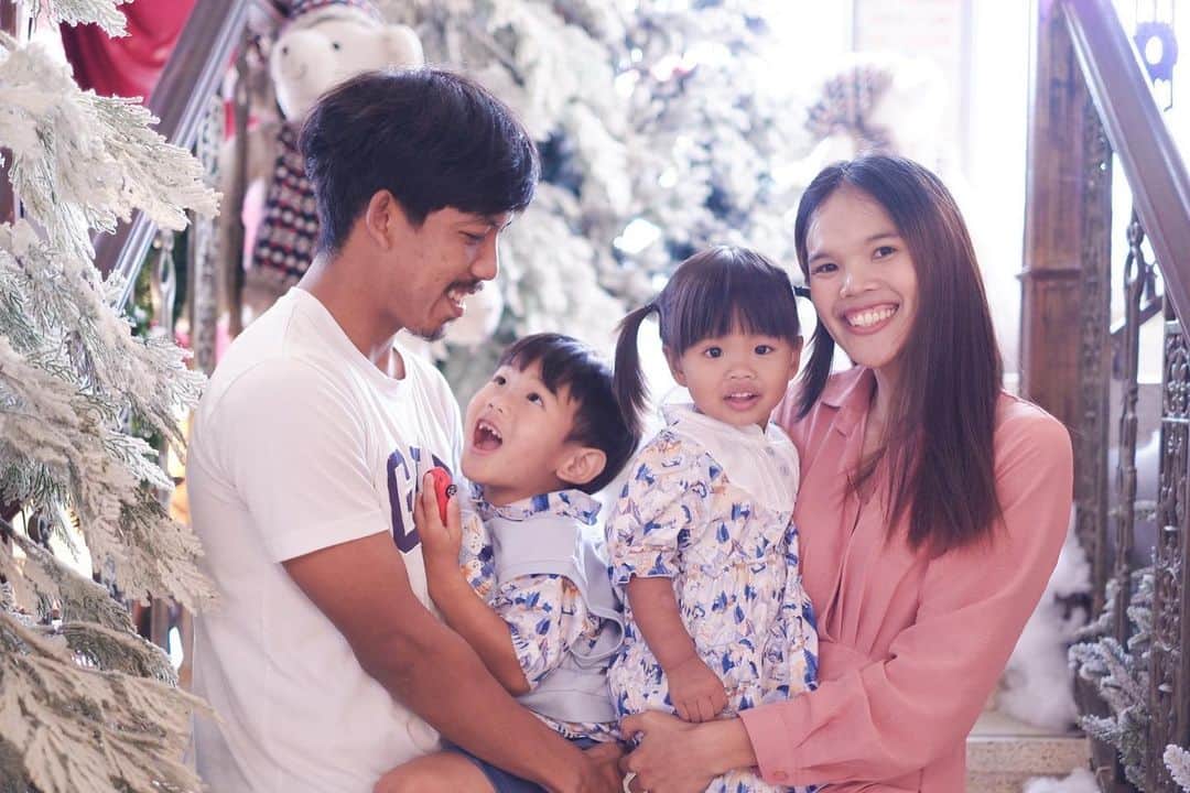 のインスタグラム：「Happy Valentine Day 👨‍👩‍👧‍👦💕🫶🏽💐 #เวชภิรมย์ #กองทอง #JW #IDIN #IRIN #คิดถึงคนบนฟ้า」