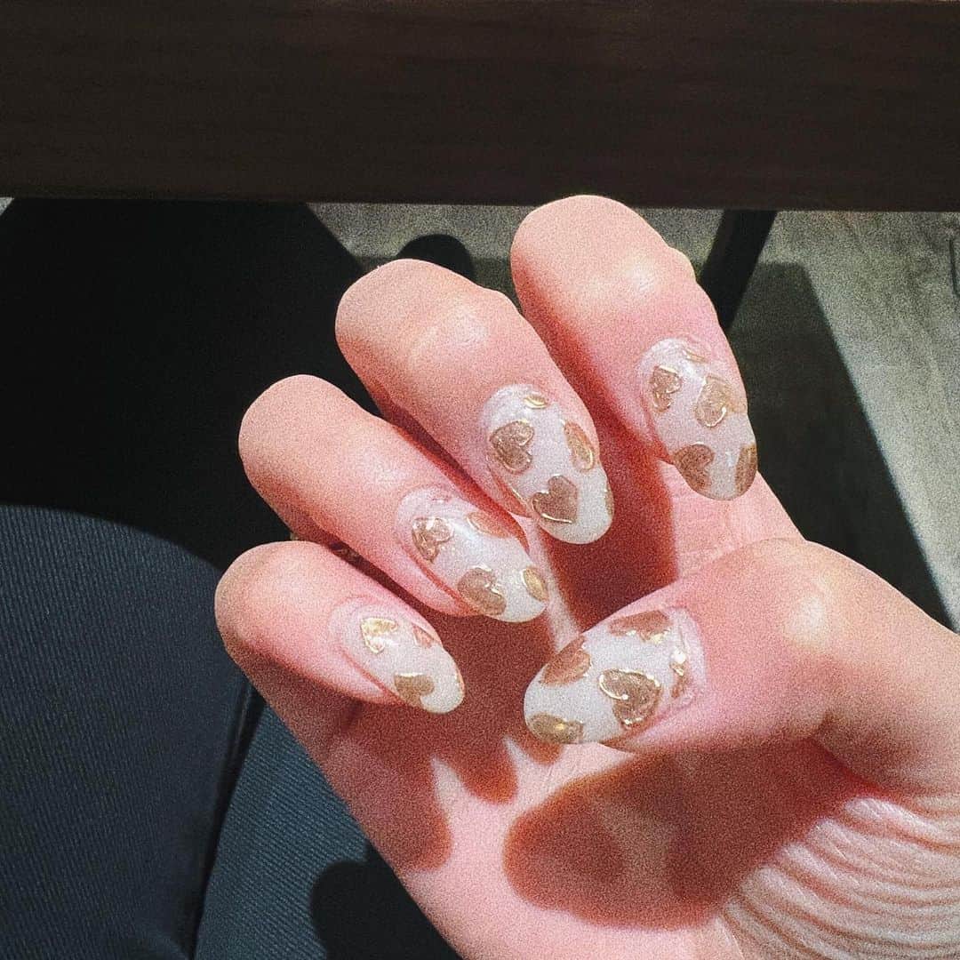 加藤玲奈のインスタグラム：「バレンタイン意識したネイル💝  アイドル辞めたらバレンタインの可愛い写真とかないからネイルですみません🫠🫠笑」